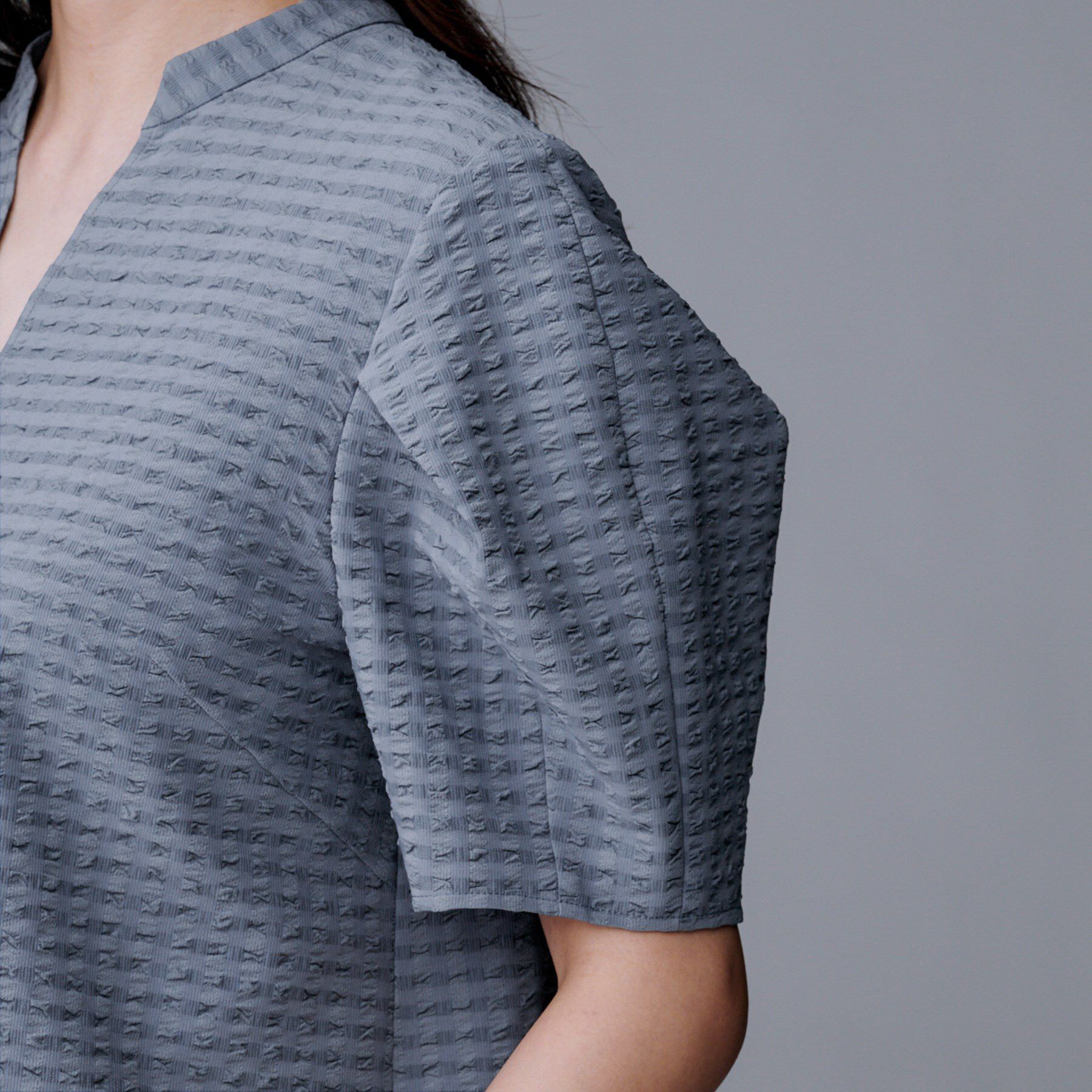 UNTITLED「【吸水速乾/ストレッチ/Vネック】フォルムスリーブ ブラウス」|シャツ・ブラウス|