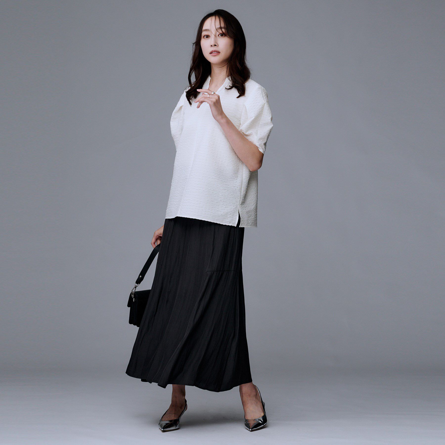 UNTITLED「【吸水速乾/ストレッチ/Vネック】フォルムスリーブ ブラウス」|シャツ・ブラウス|