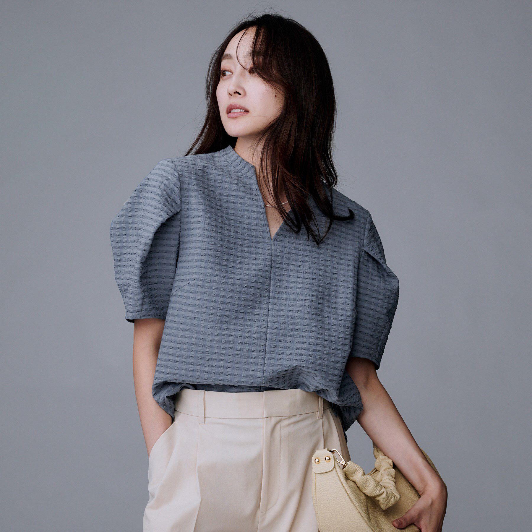 UNTITLED「【吸水速乾/ストレッチ/Vネック】フォルムスリーブ ブラウス」|シャツ・ブラウス|ブルー(092)