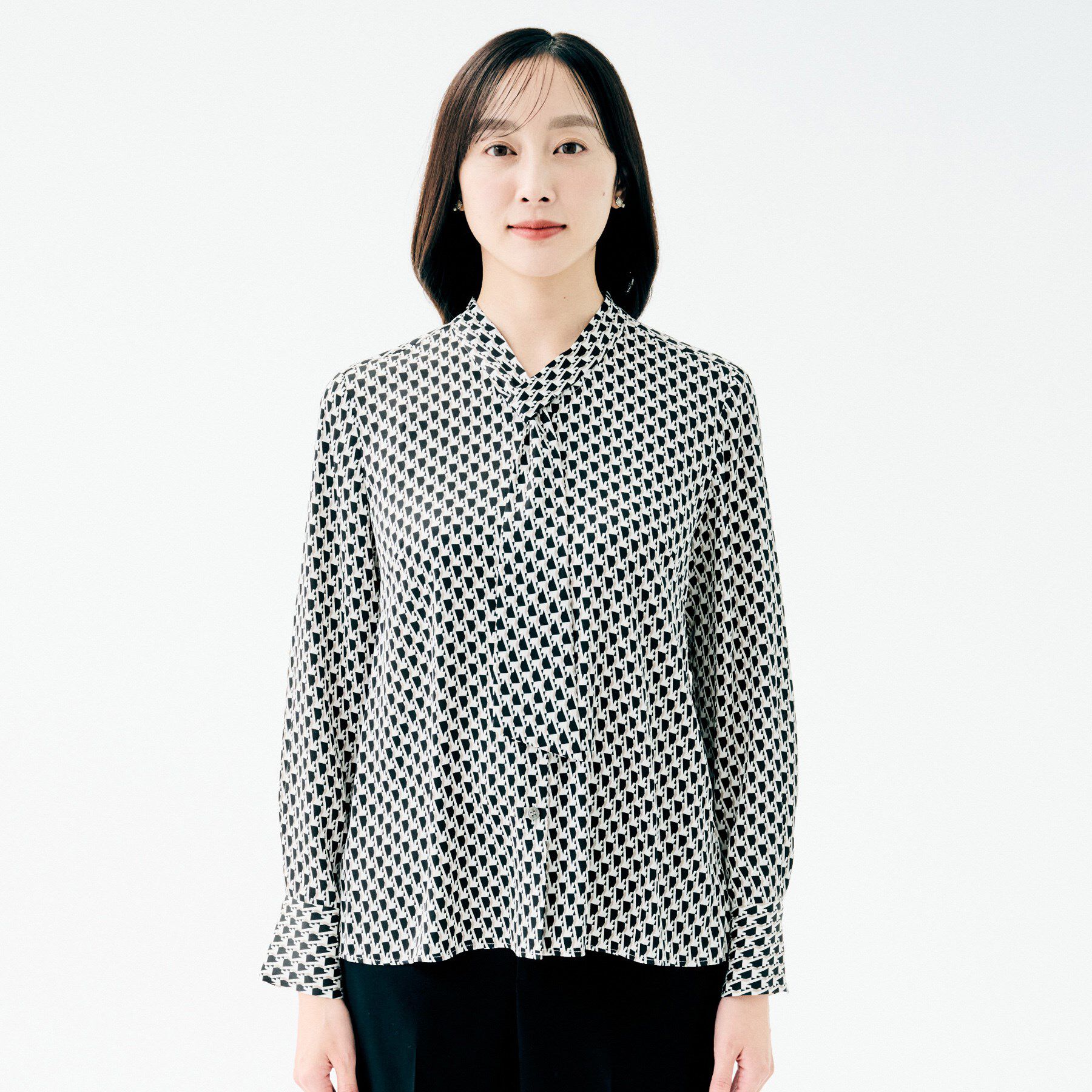 UNTITLED「【通勤/インナーブラウス】幾何柄ボウタイブラウス」|シャツ・ブラウス|
