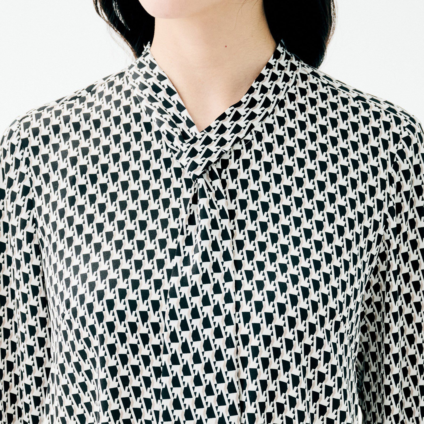 UNTITLED「【通勤/インナーブラウス】幾何柄ボウタイブラウス」|シャツ・ブラウス|