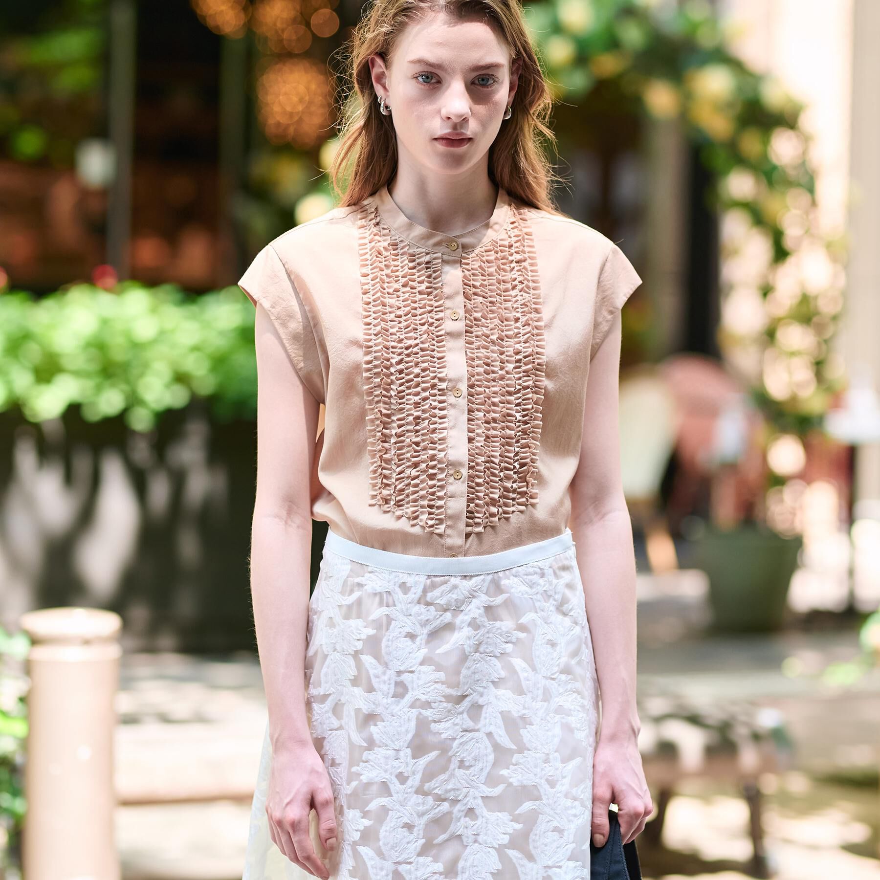 DRESSTERIOR「【撥水/UVカット/接触冷感】バンドカラーフレンチスリーブフリルブラウス」|シャツ・ブラウス|