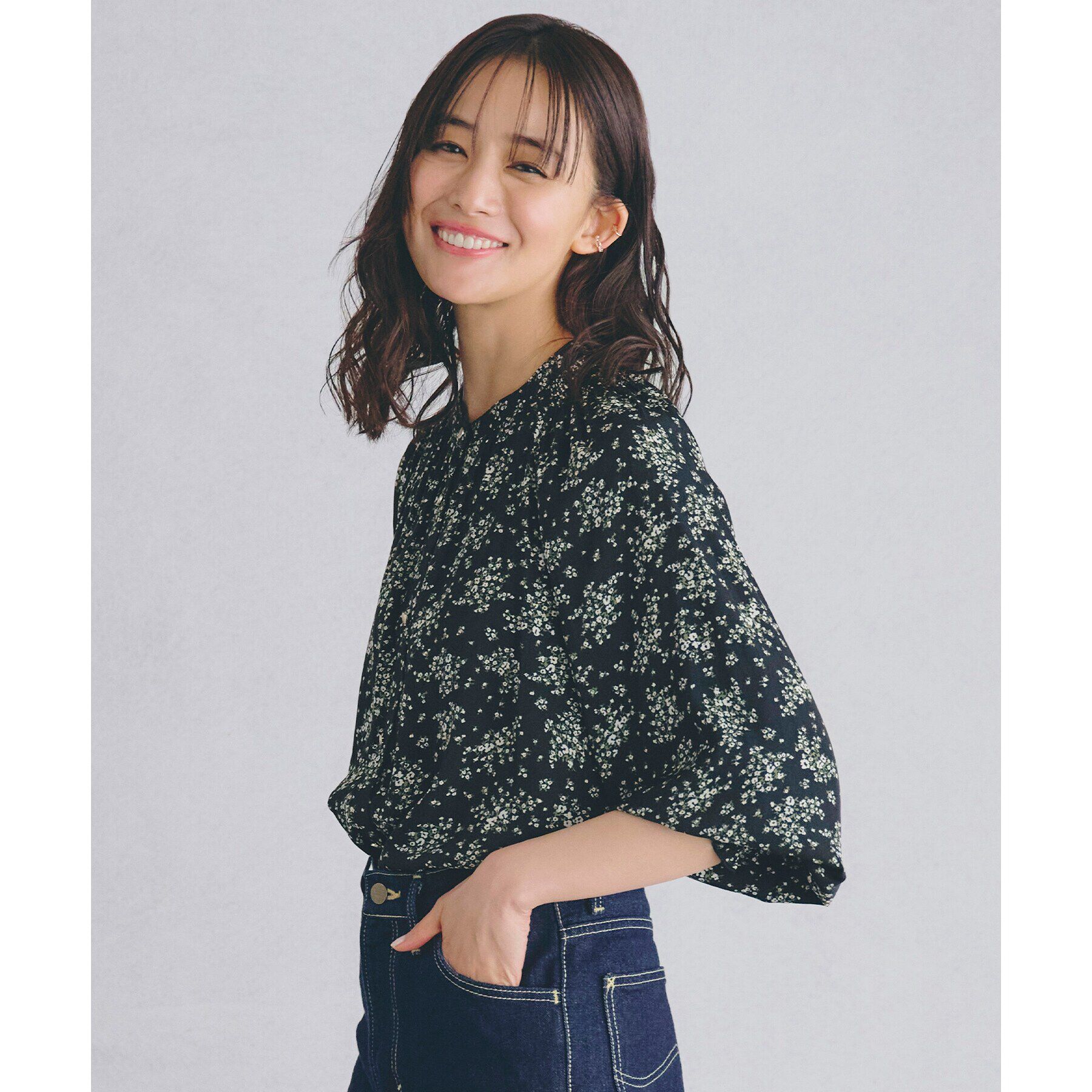 grove「【デイリーから特別な日まで】華やかさを纏うヴィンテージサテンブラウス」|シャツ・ブラウス|ブラックフラワー(1