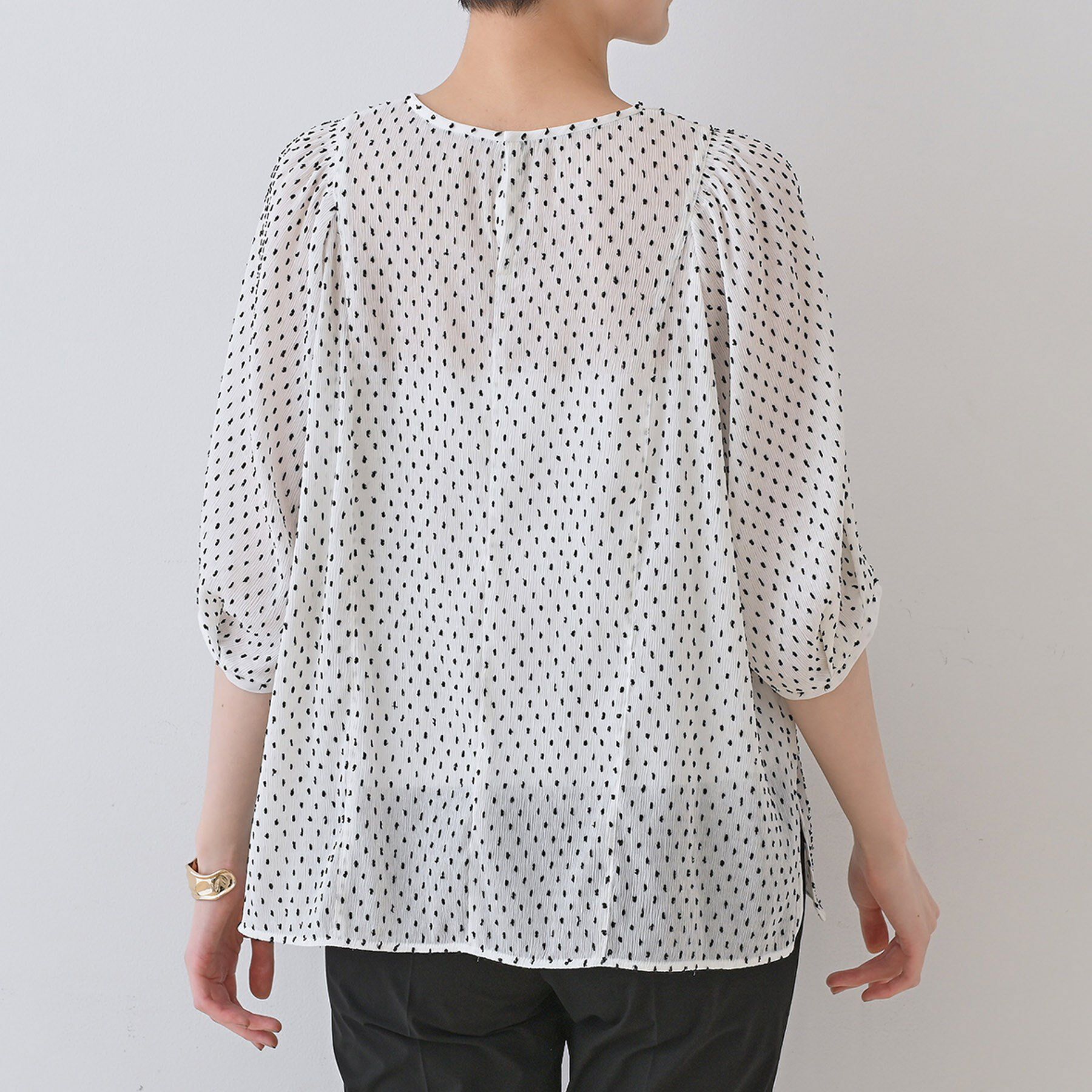 INDIVI「【洗える／ドット柄／凹凸素材】袖コンシャスドルマンブラウス」|シャツ・ブラウス|