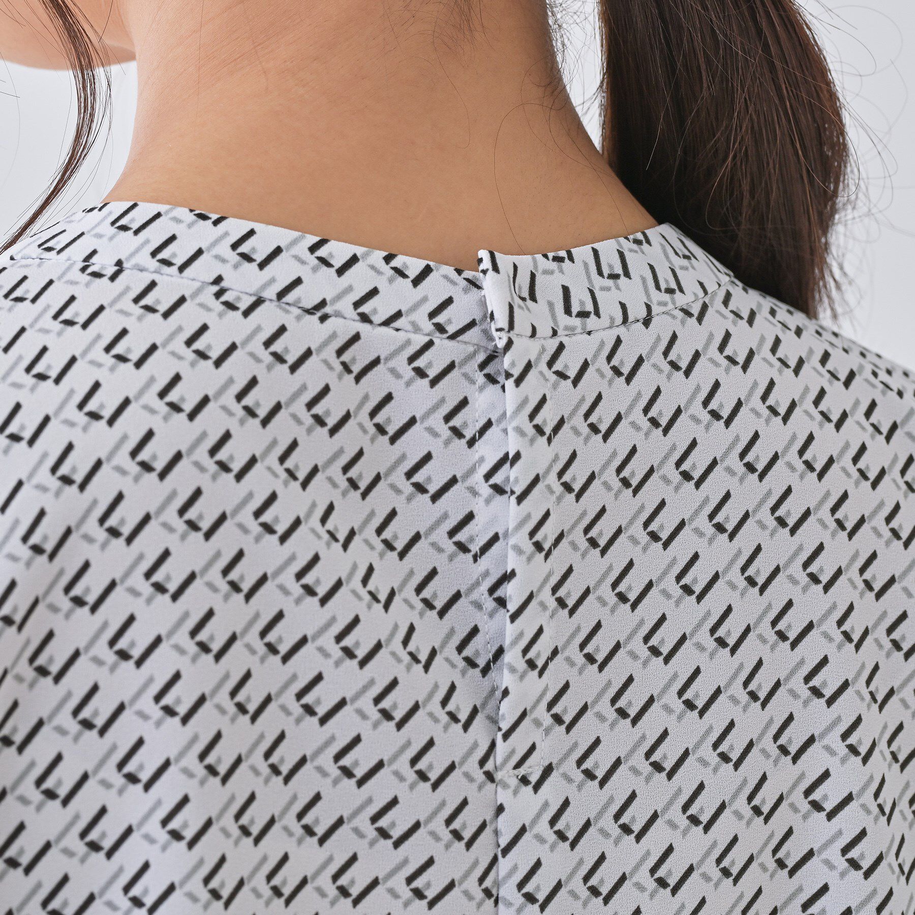 INDIVI「【洗える／UVケア】幾何学柄＆無地ボウタイブラウス」|シャツ・ブラウス|