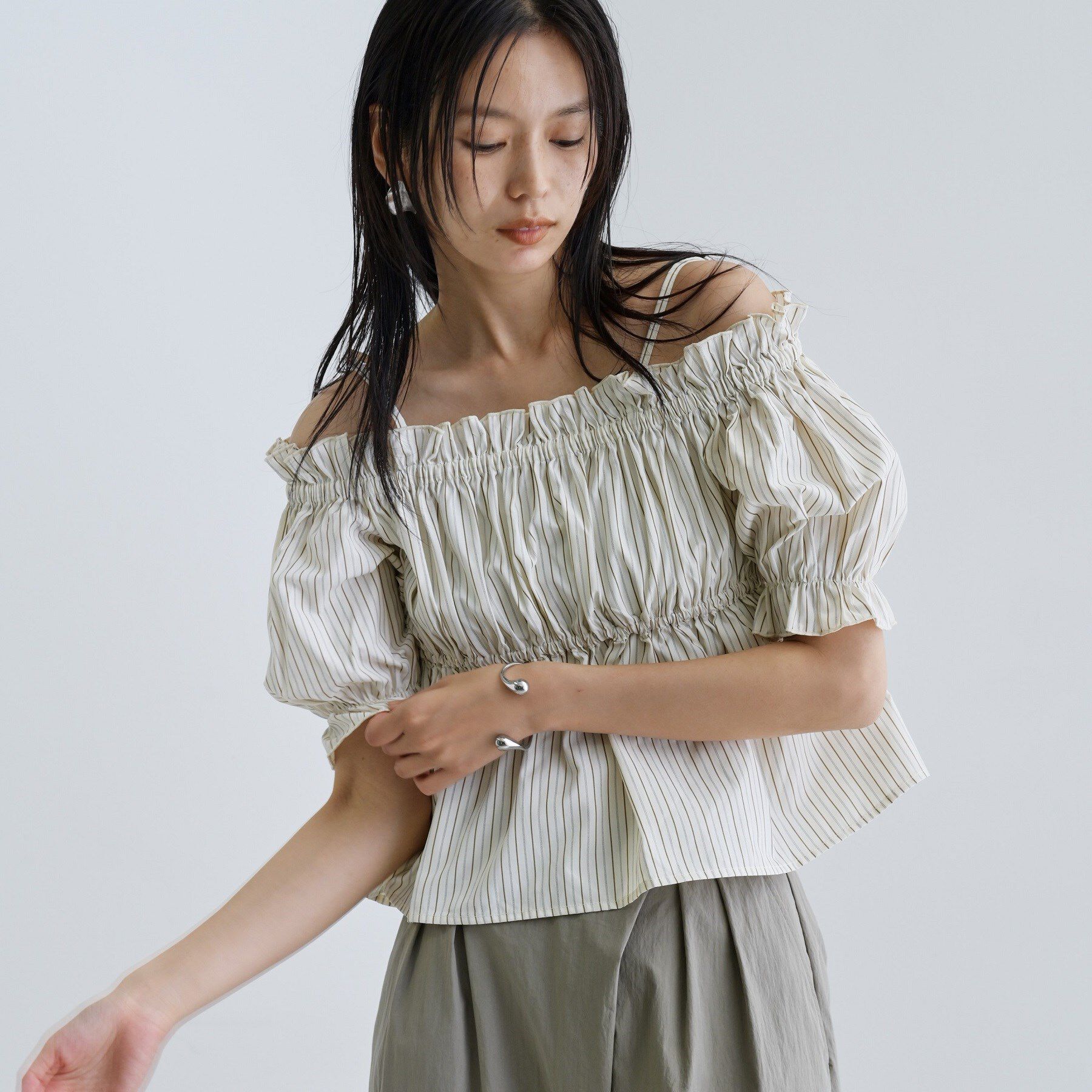 GALLEST「【一部店舗限定】オフショルシャーリングブラウス」|シャツ・ブラウス|