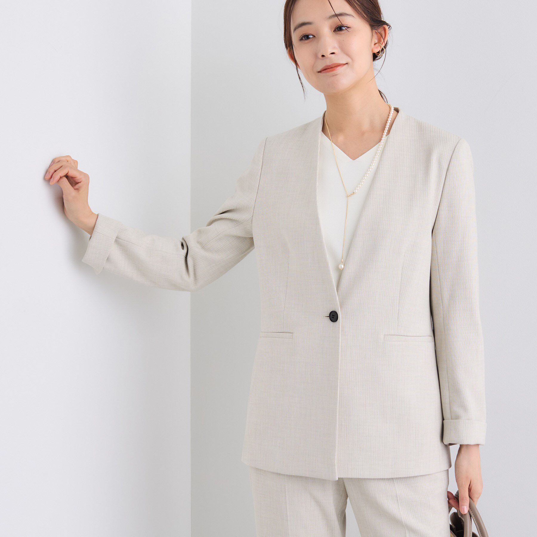 INDIVI「【日本製／通勤スーツ】プレシャスドビー ノーカラージャケット」|スーツ|ライトベージュ(05