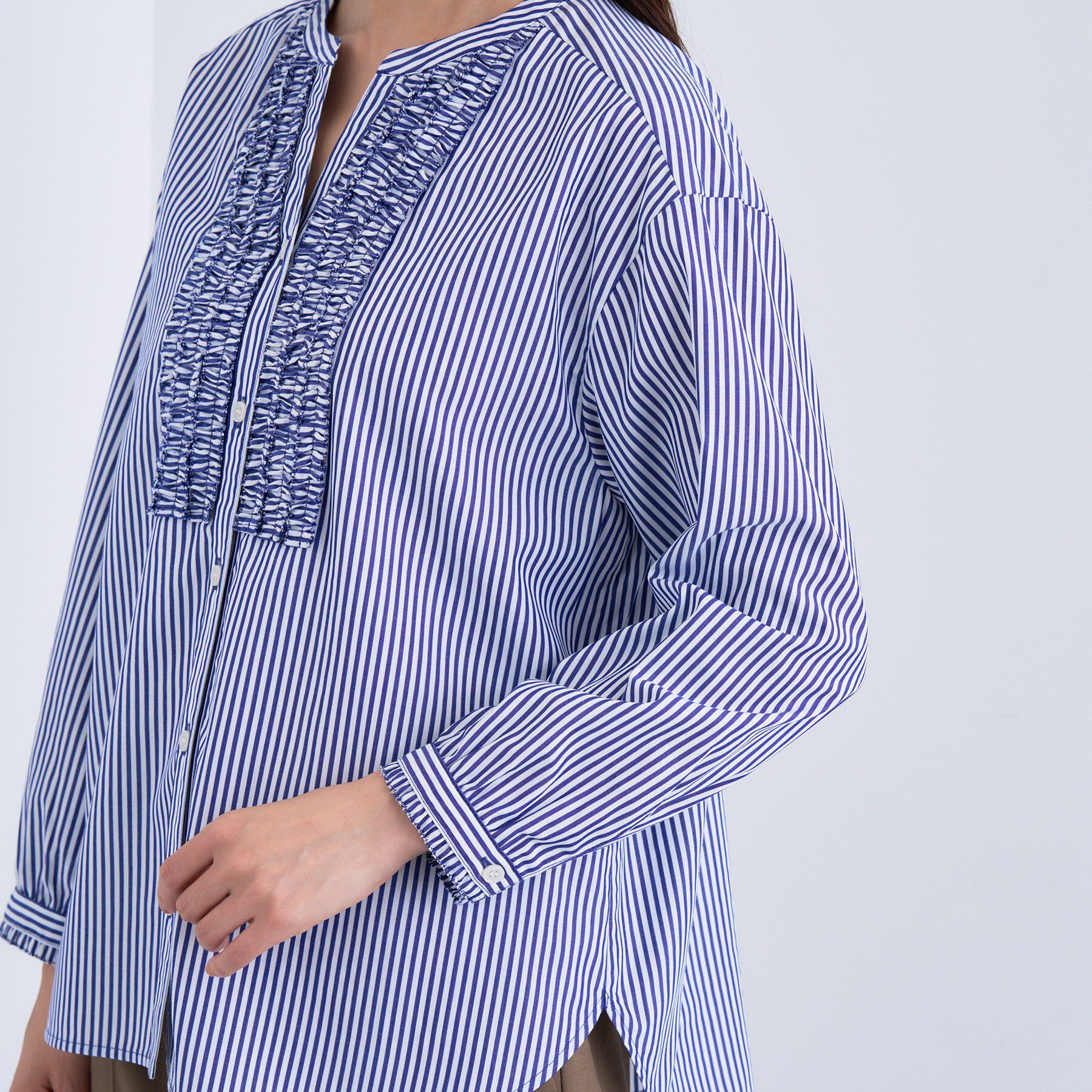 INDIVI「【洗える】胸元タックフリル長袖ブラウス」|シャツ・ブラウス|