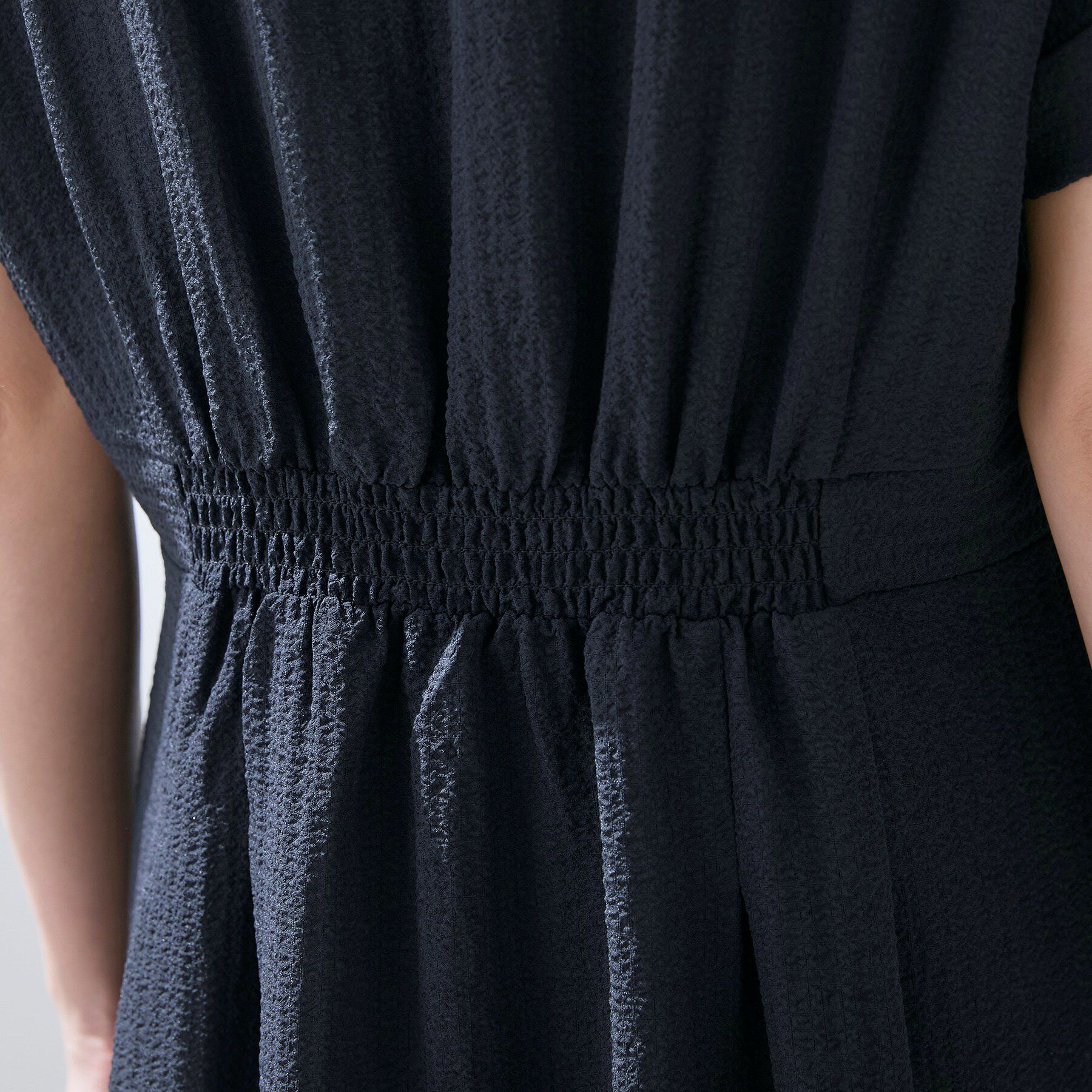 INDIVI「【洗える】無地＆チェーン柄 シャーリングサッカーワンピース」|ワンピース|