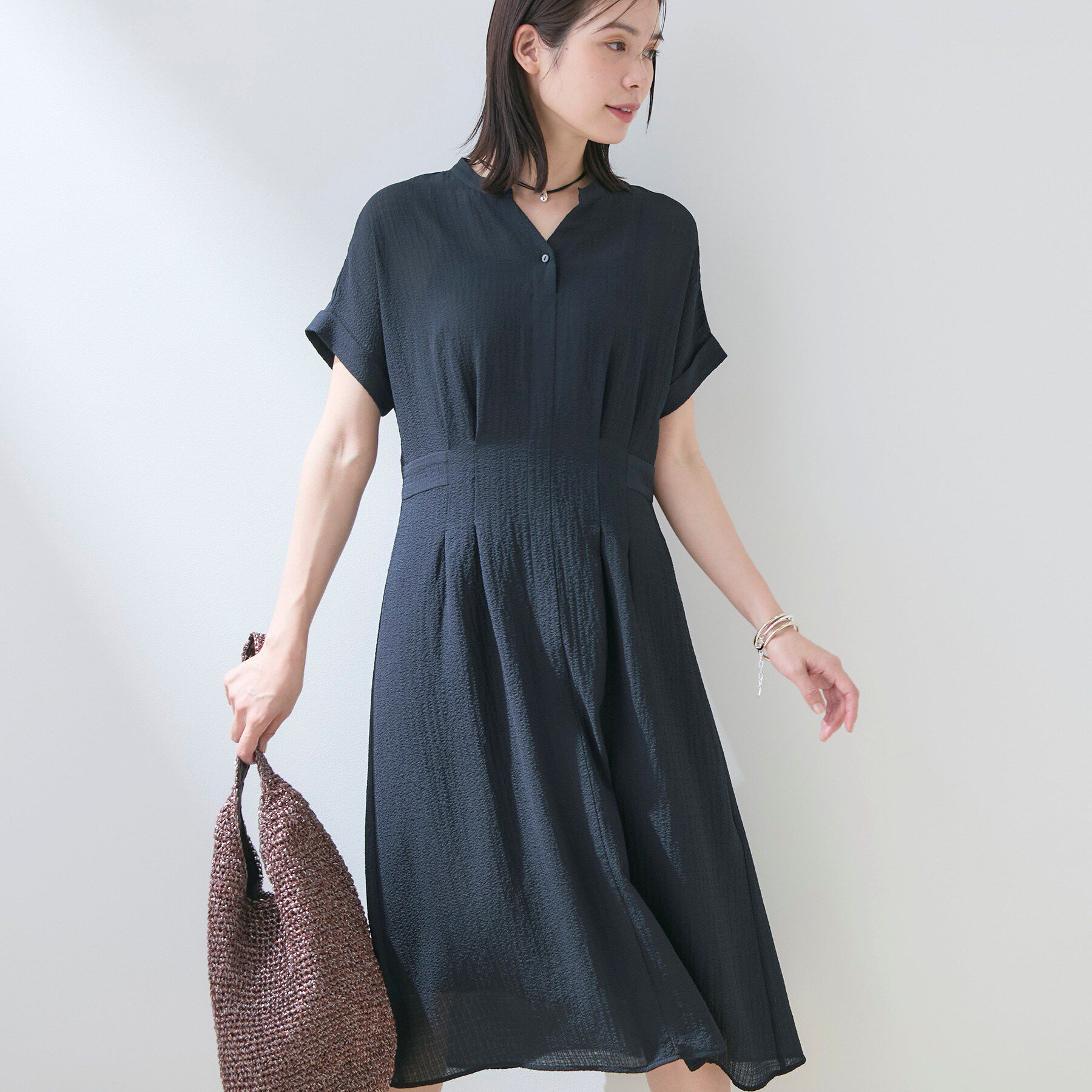 INDIVI「【洗える】無地＆チェーン柄 シャーリングサッカーワンピース」|ワンピース|ネイビー(094)