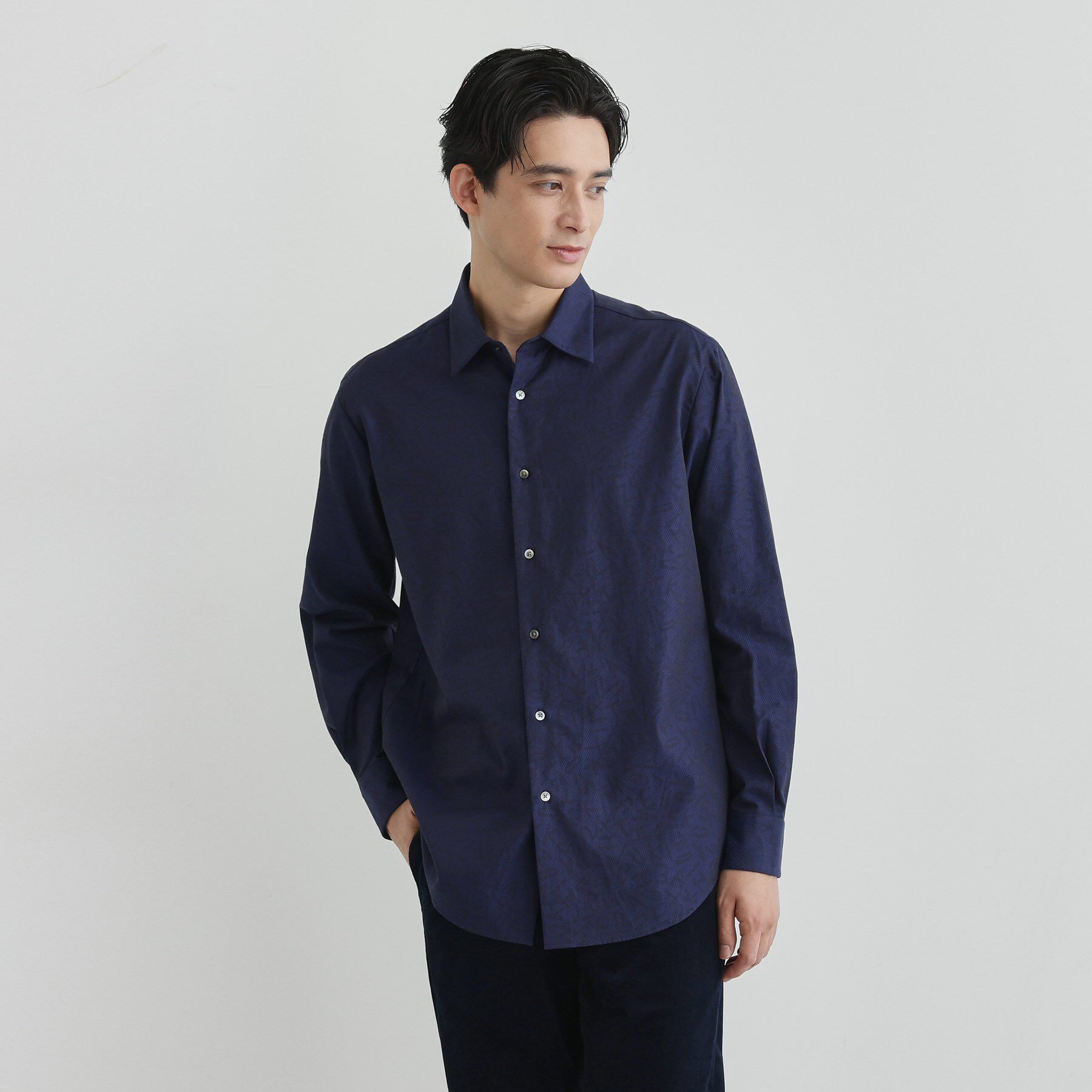 TAKEO KIKUCHI「ランダムロゴ ドビーシャツ」|シャツ・ブラウス|ネイビー(094)