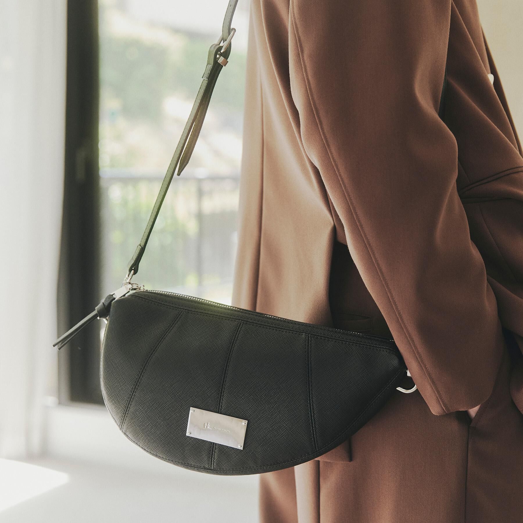 tk.TAKEO KIKUCHI「アシンメトリーハーフムーンショルダーバッグ」|ショルダー・メッセンジャー|