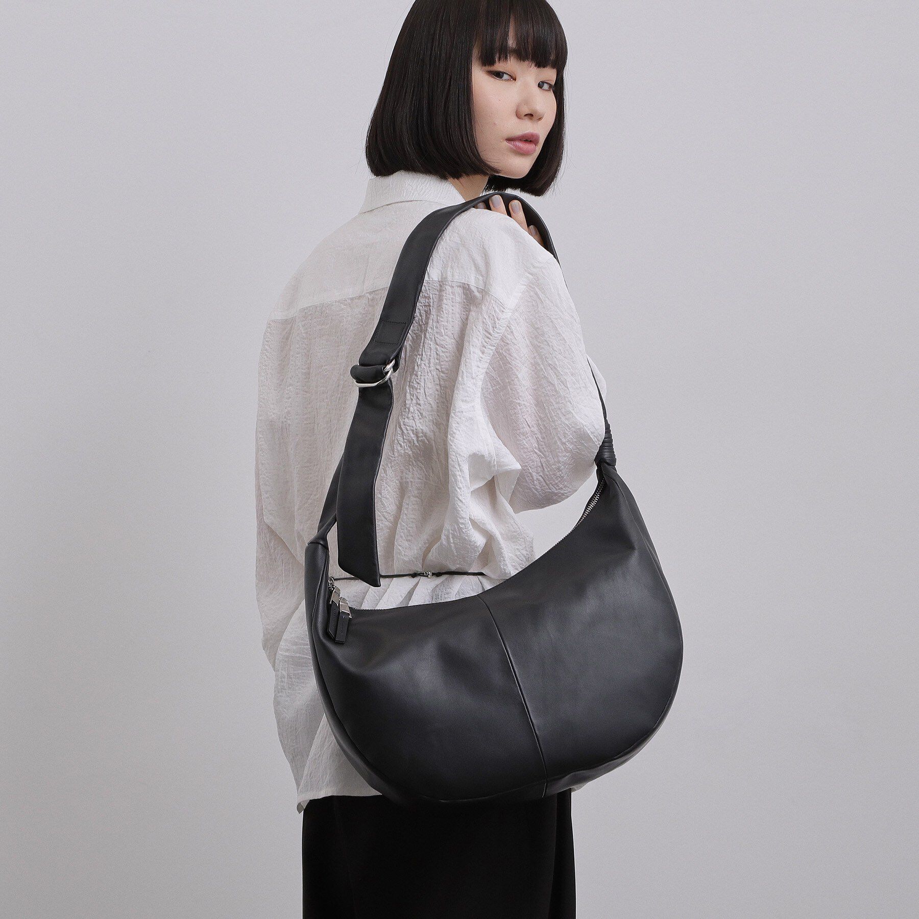 tk.TAKEO KIKUCHI「【牛革使用】リアルレザーラウンドショルダーバッグ」|ショルダー・メッセンジャー|