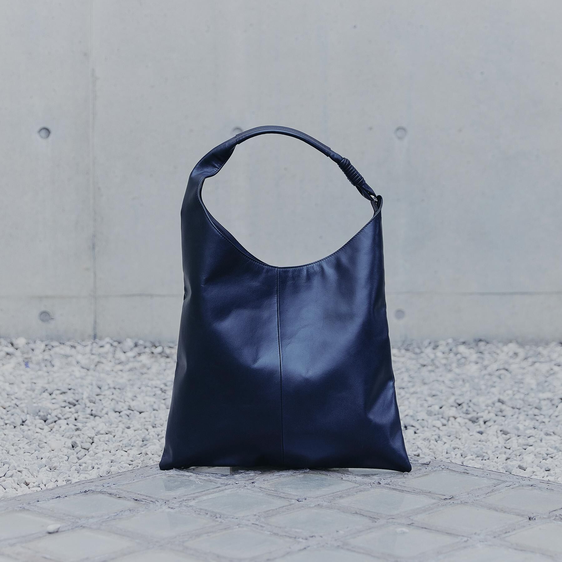 tk.TAKEO KIKUCHI「【牛革使用】リアルレザートラペゾイドバッグ」|トートバッグ|ブラック(019)