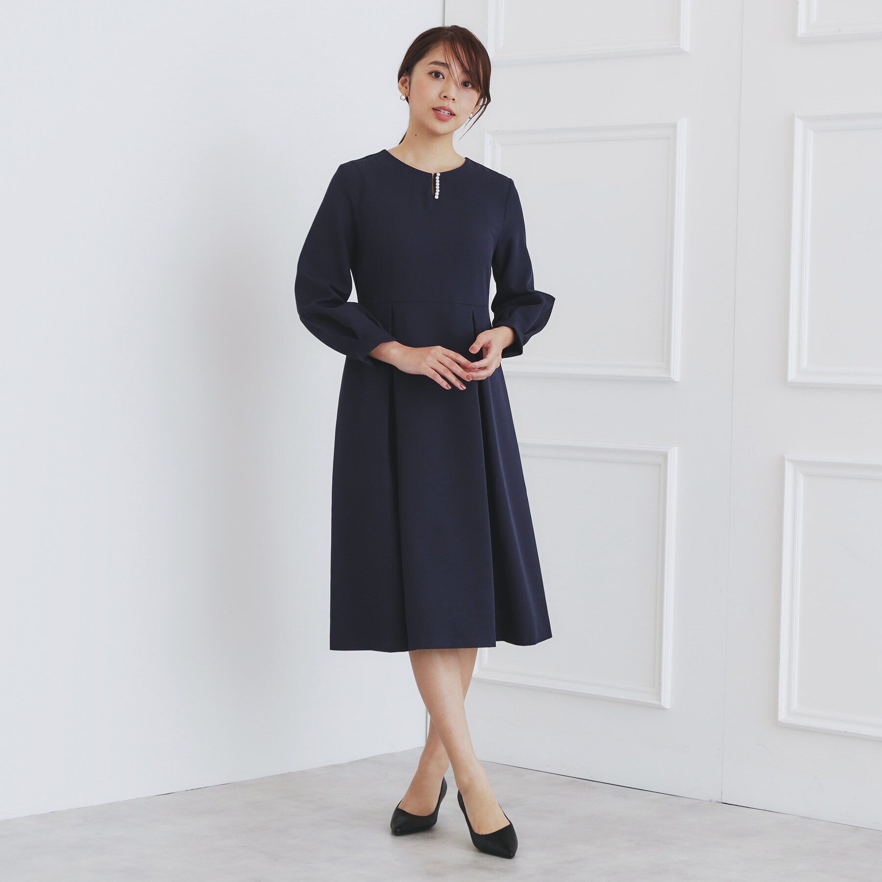 index「＜通勤・セレモニー対応＞キーネックパール調フレアワンピース【洗濯機洗い可/イージーアイロン】」|ワンピース|