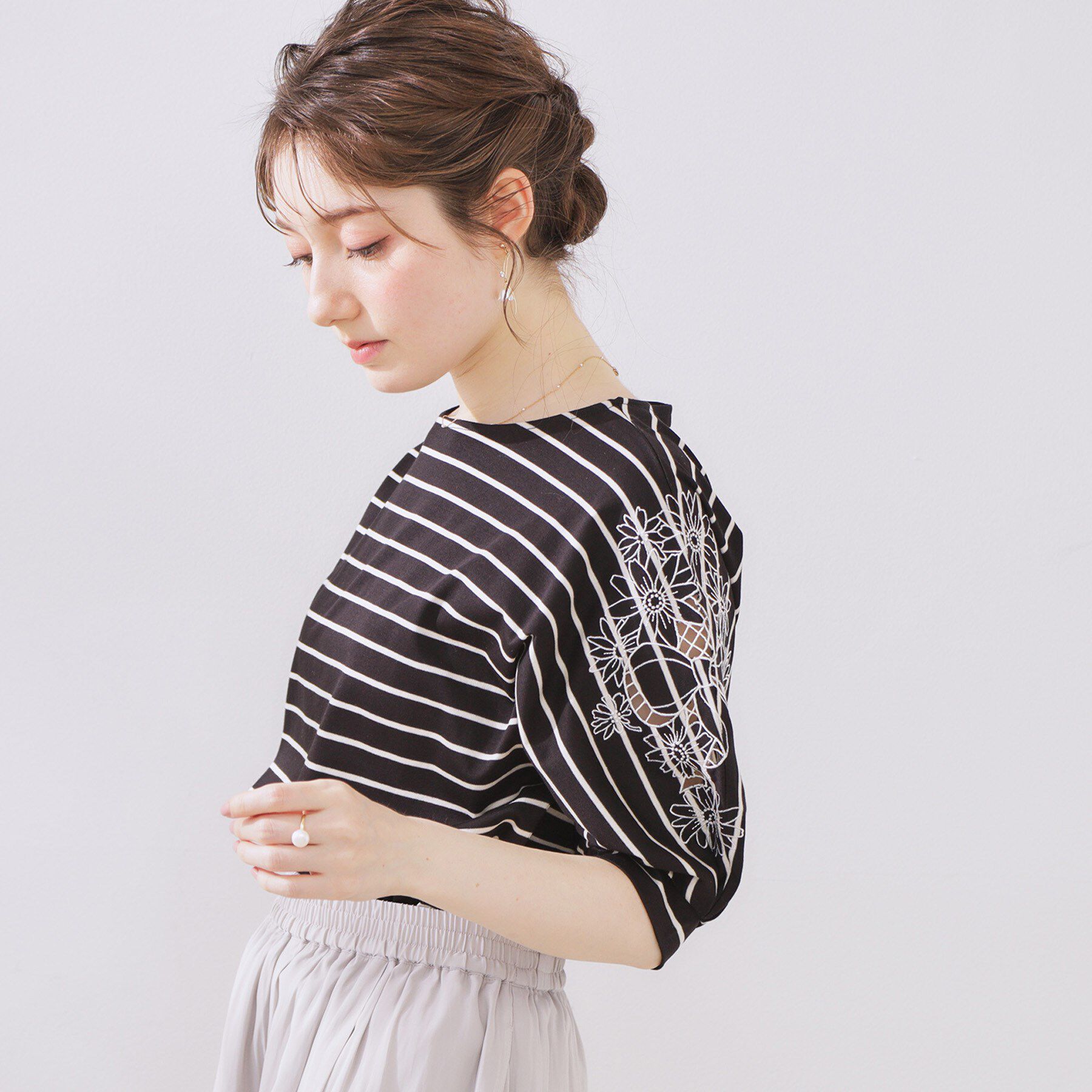 Couture broach「【接触冷感・洗える・UV機能付き・二の腕カバー】デイジー＆リボン エンブロドルマントップス」|Tシャツ・カットソー|