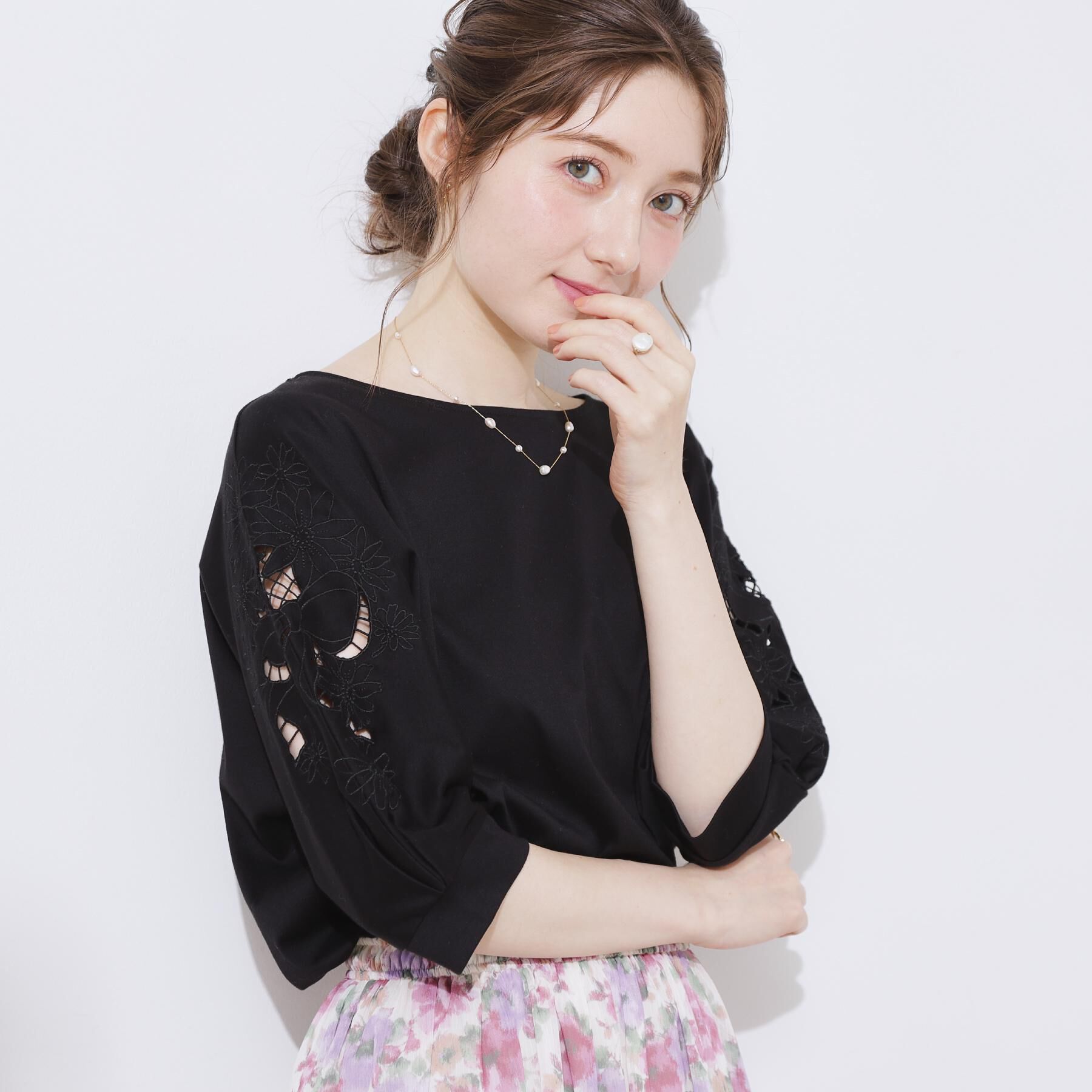 Couture broach「【接触冷感・洗える・UV機能付き・二の腕カバー】デイジー＆リボン エンブロドルマントップス」|Tシャツ・カットソー|ブラック(019)