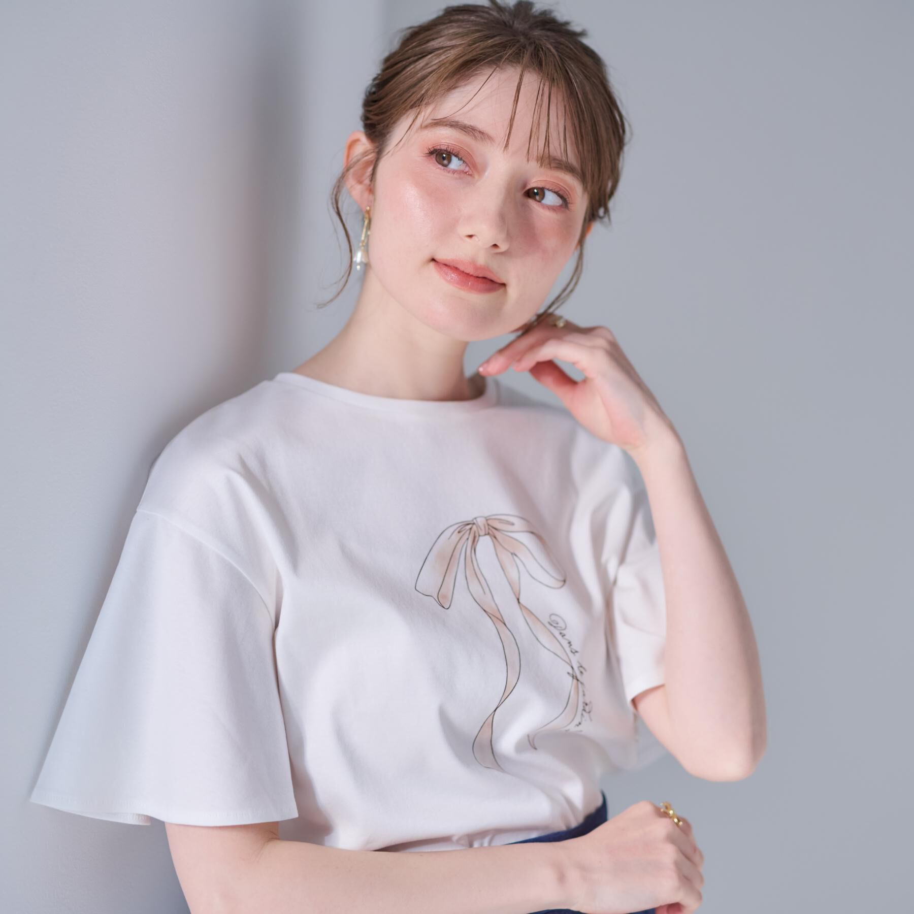 Couture broach「【マシンウォッシャブル・接触冷感・UV機能】60リボンロゴプリント フレアーT」|Tシャツ・カットソー|