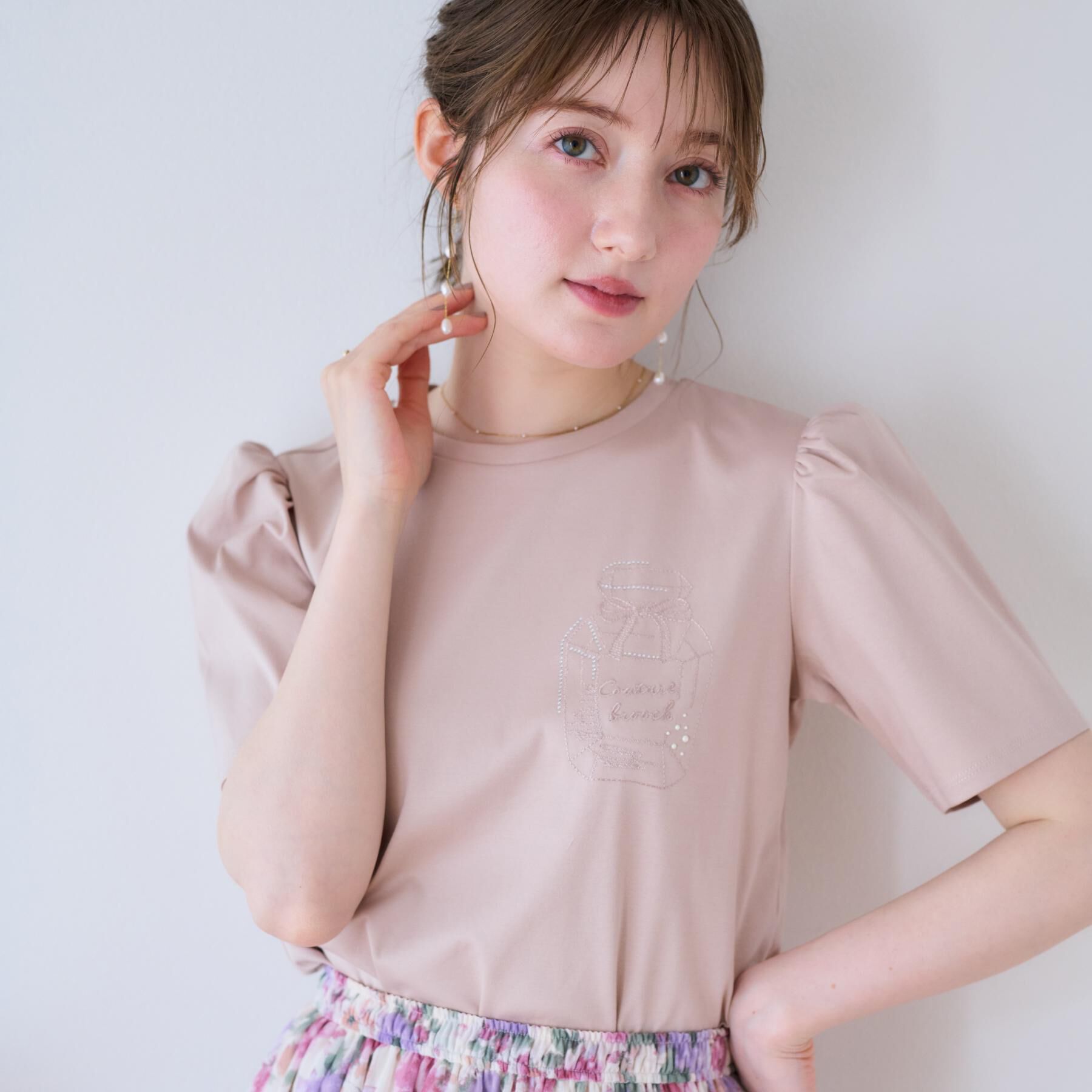 Couture broach「【接触冷感・UV機能あり・マシンウォッシャブル】60シルケット パフュームエンブロTシャツ」|Tシャツ・カットソー|ライトピンク(070