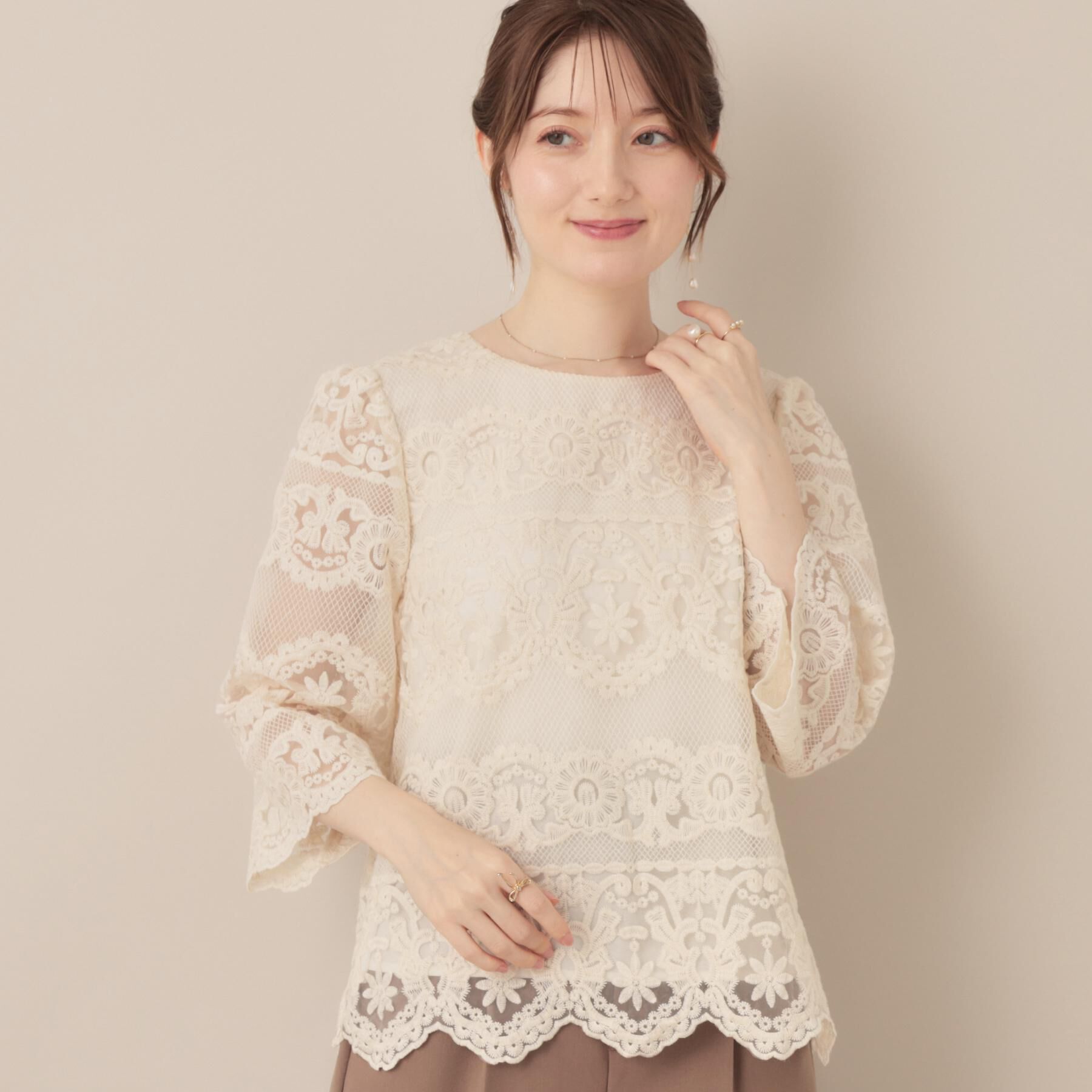 Couture broach「【一枚で着映える・高見え】刺繍レースフレアー袖ブラウス」|シャツ・ブラウス|アイボリー(004)