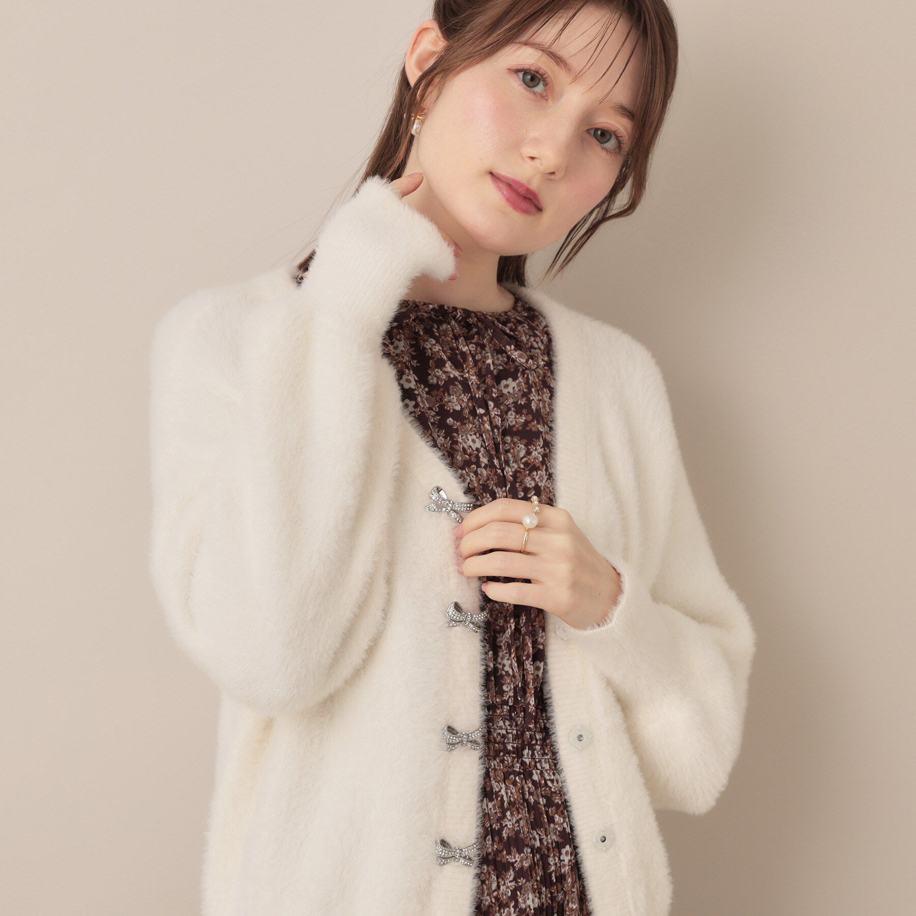 Couture broach「【高見え・大人可愛い】ビジューリボン釦 前後2WAYフェザーカーディガントップス」|カーディガン|アイボリー(004)