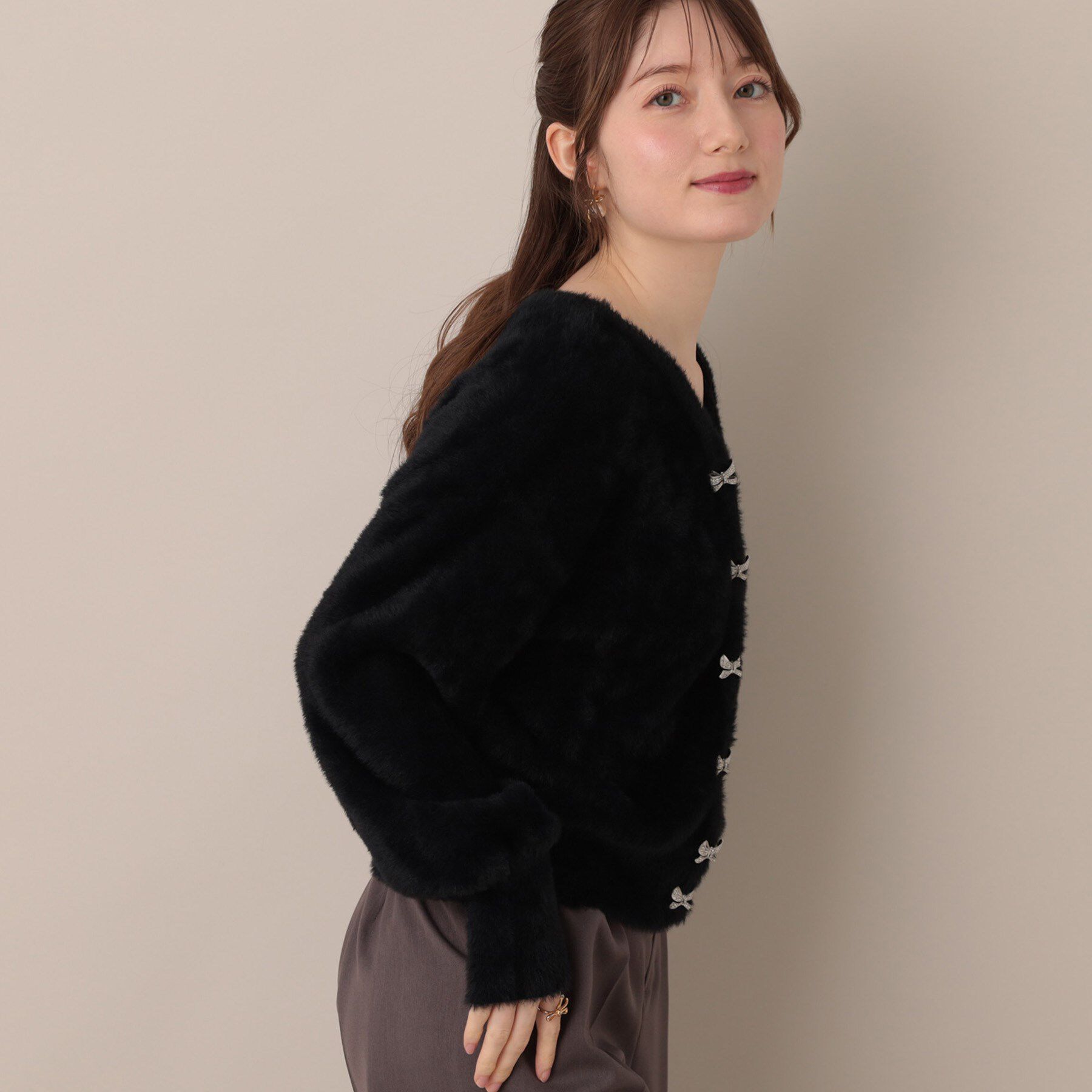 Couture broach「【高見え・大人可愛い】ビジューリボン釦 前後2WAYフェザーカーディガントップス」|カーディガン|