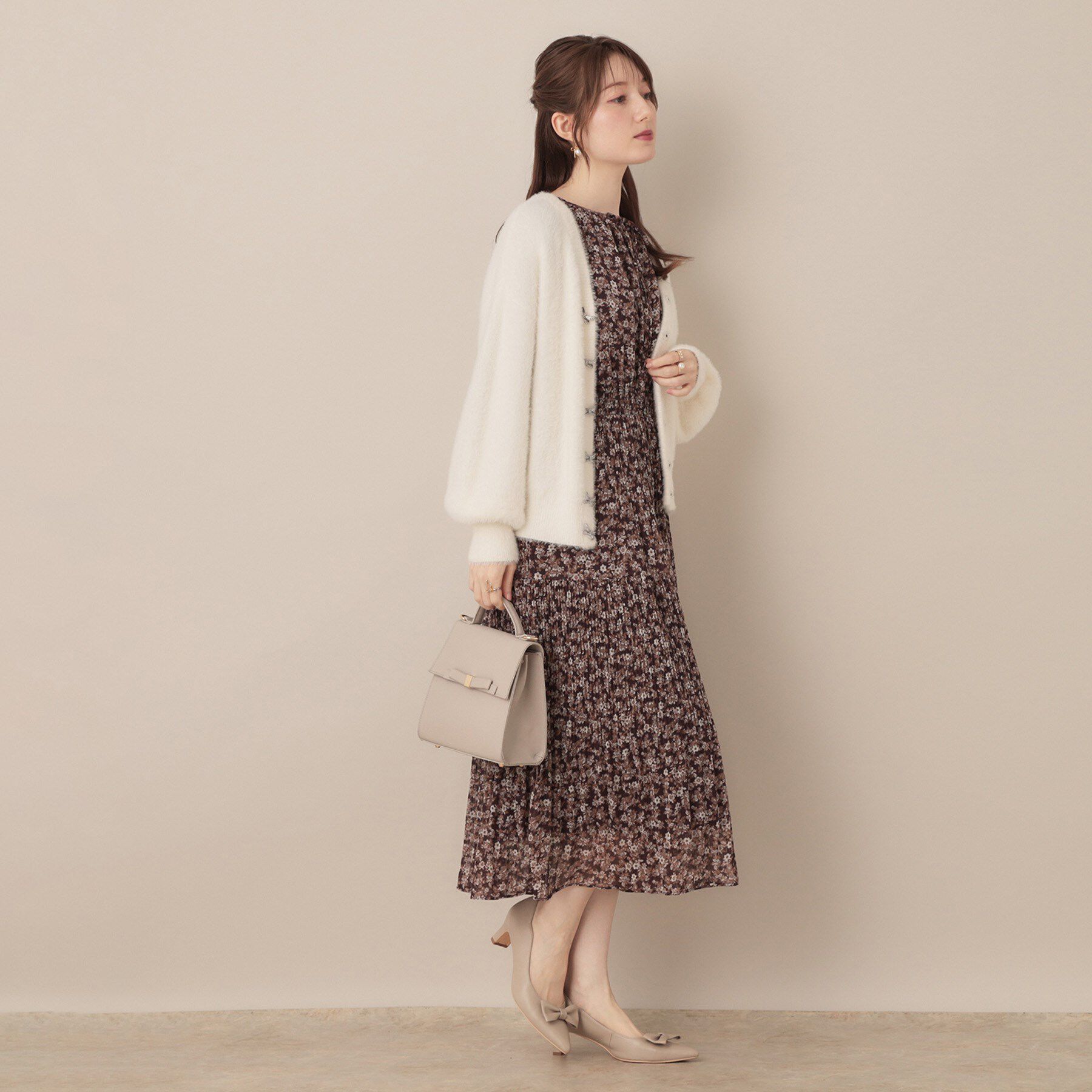 Couture broach「【高見え・大人可愛い】ビジューリボン釦 前後2WAYフェザーカーディガントップス」|カーディガン|