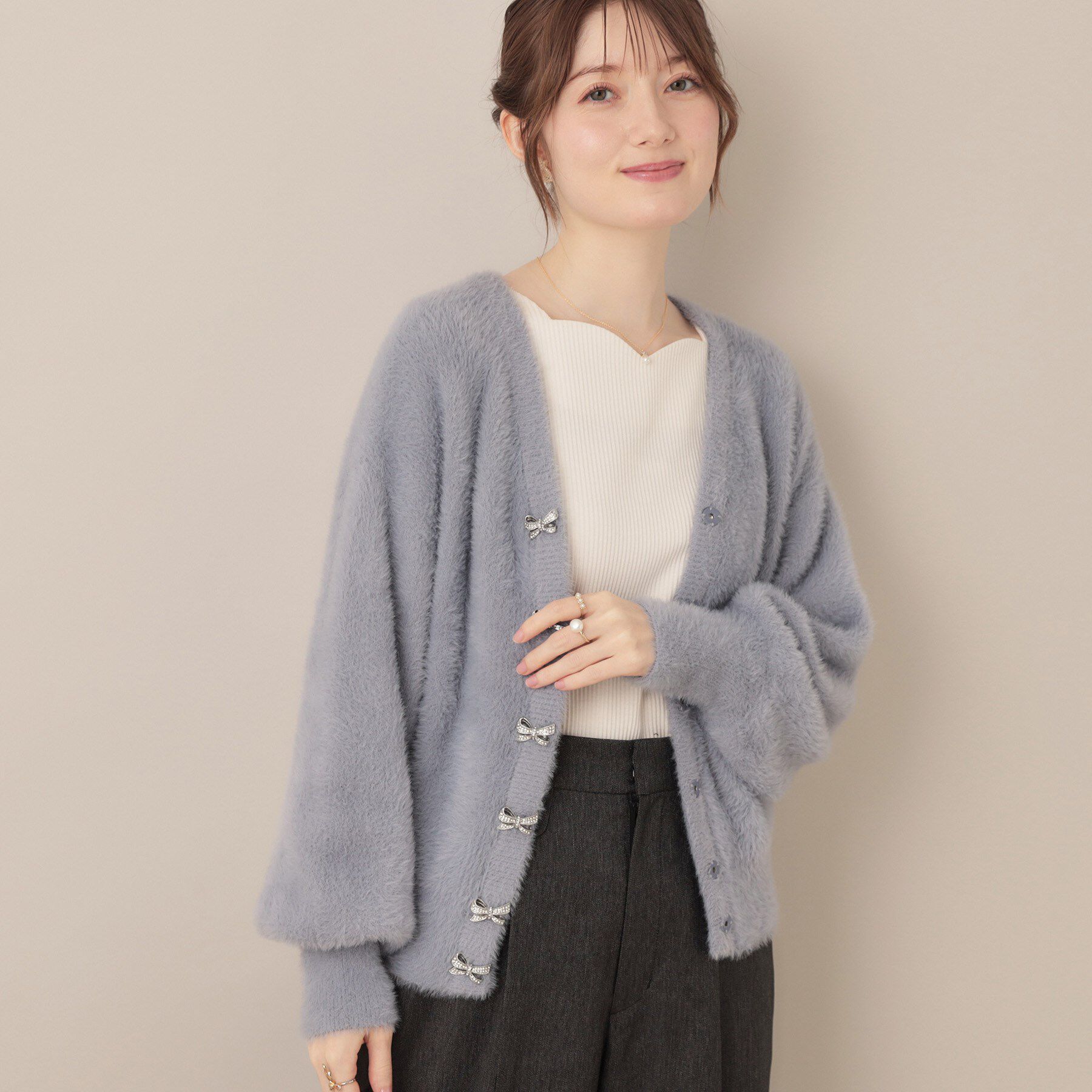 Couture broach「【高見え・大人可愛い】ビジューリボン釦 前後2WAYフェザーカーディガントップス」|カーディガン|