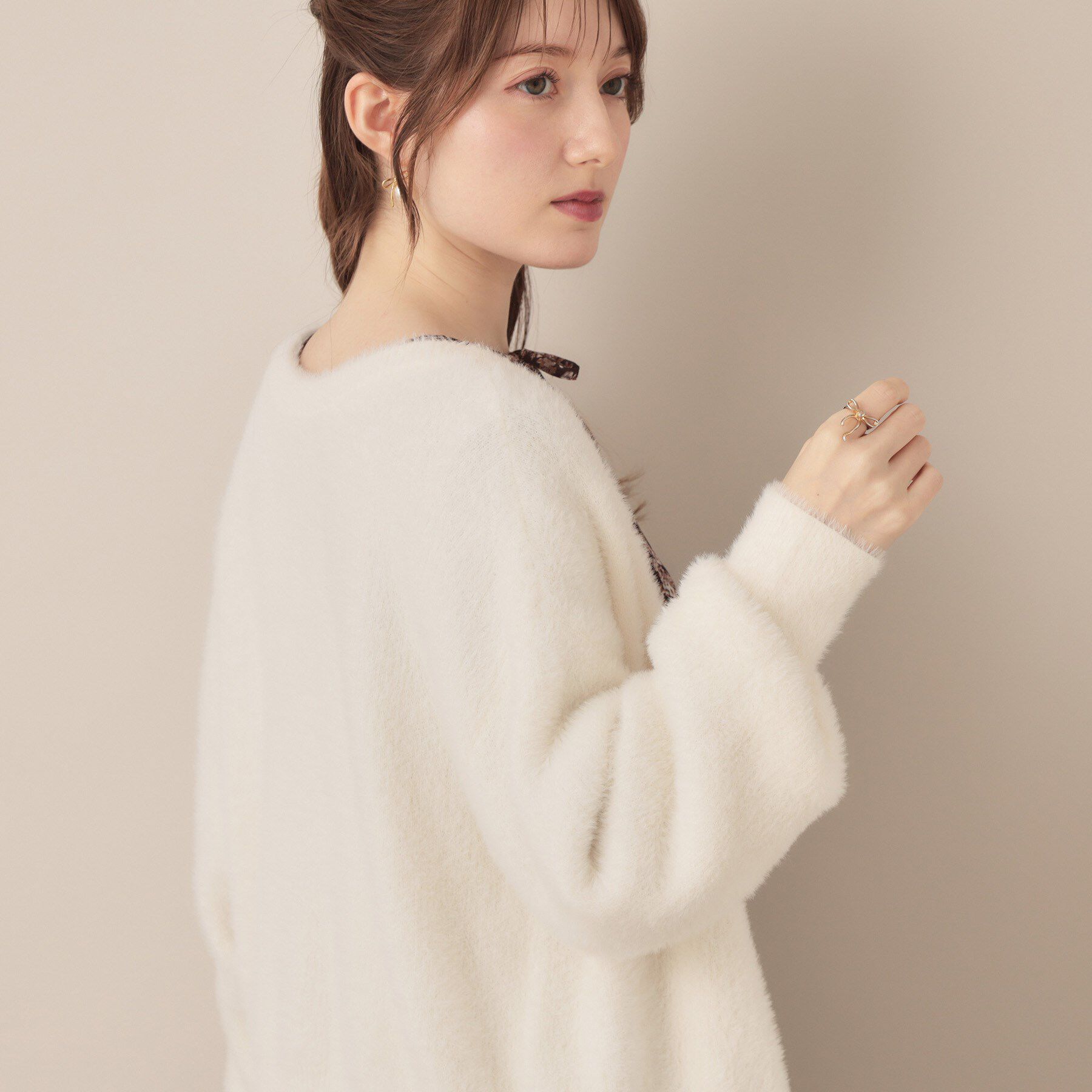 Couture broach「【高見え・大人可愛い】ビジューリボン釦 前後2WAYフェザーカーディガントップス」|カーディガン|