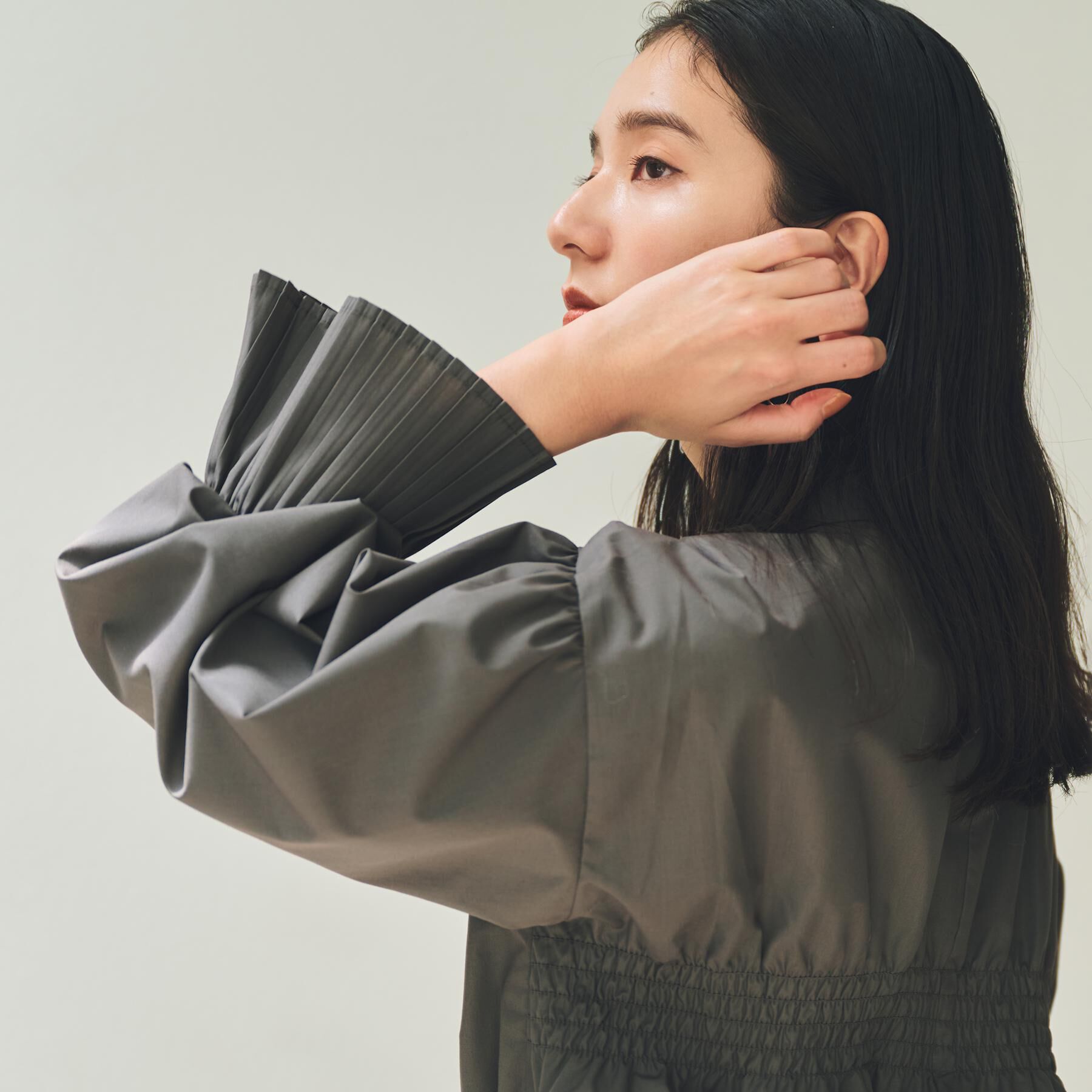 THE SHOP TK「袖プリーツ&バックシャーリングシャツ【体型カバー/洗える】」|シャツ・ブラウス|