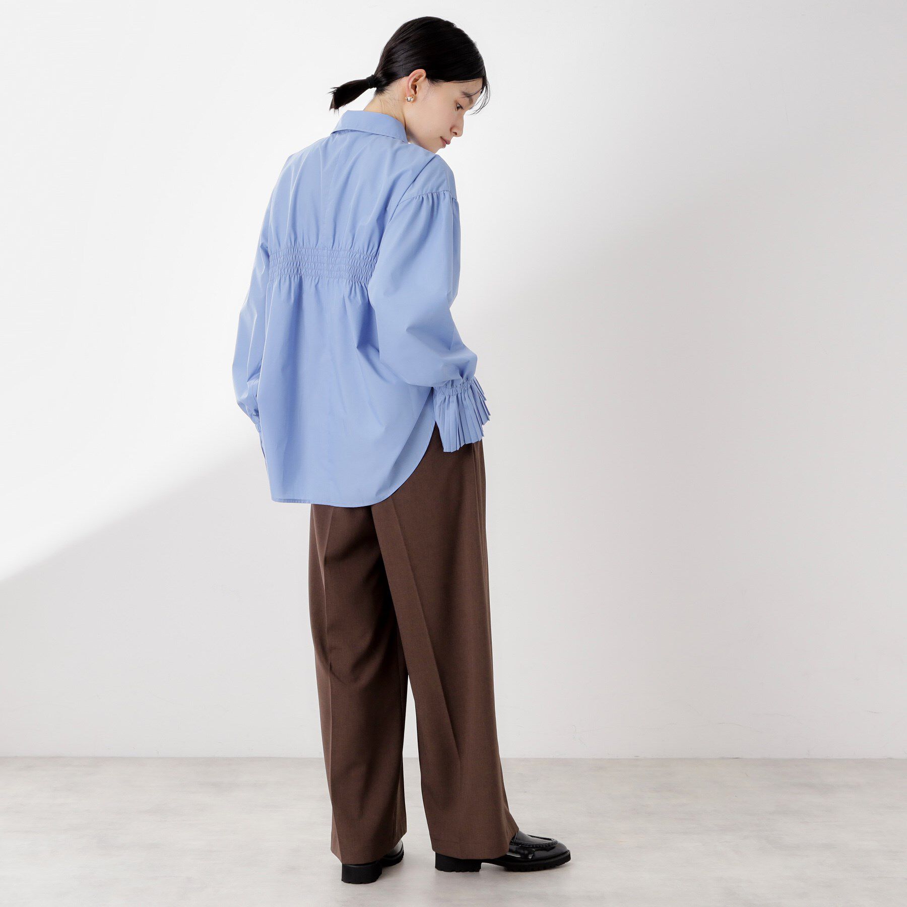 THE SHOP TK「袖プリーツ&バックシャーリングシャツ【体型カバー/洗える】」|シャツ・ブラウス|