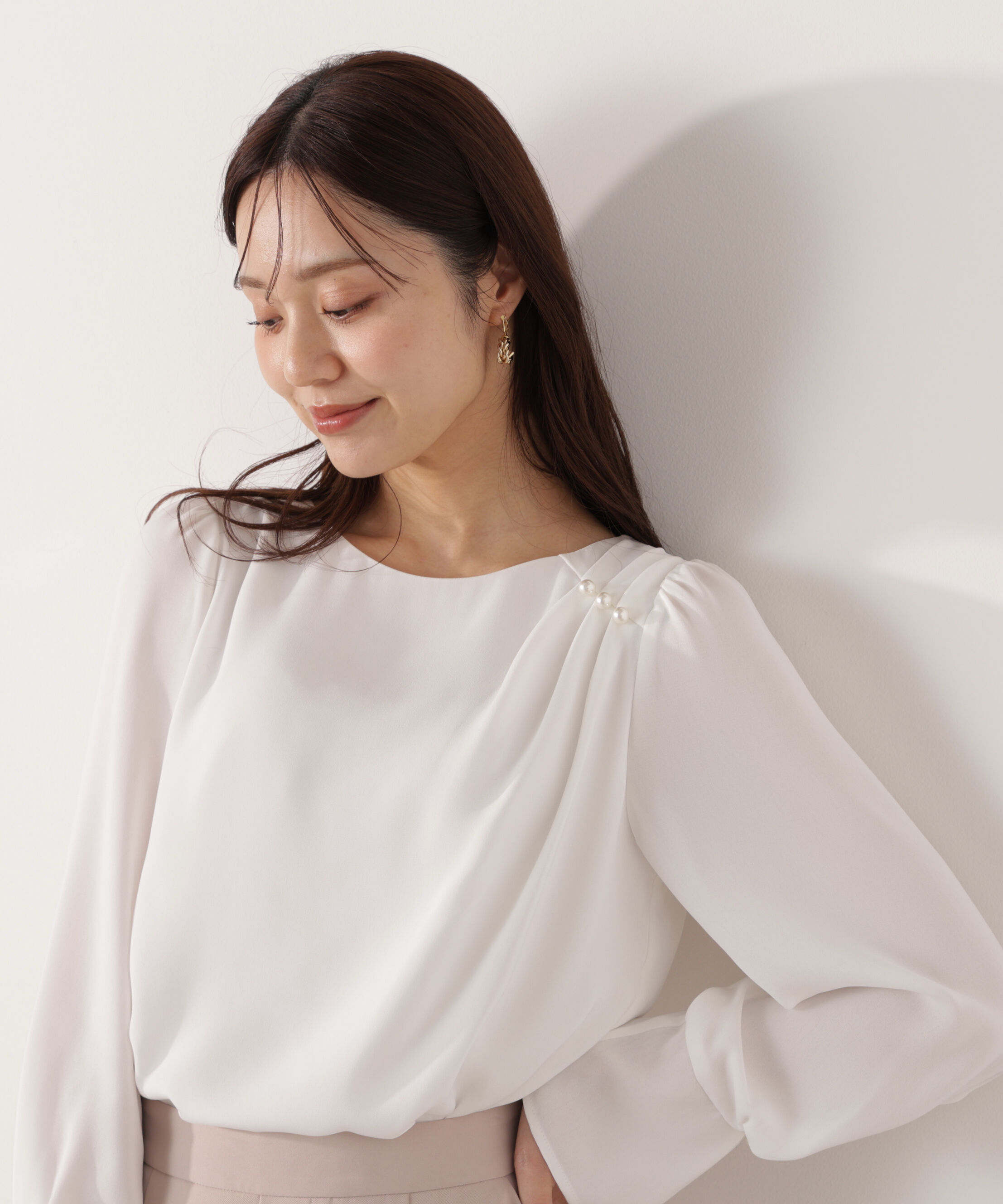 PROPORTION BODY DRESSING「パール付きニュアンスネックブラウス 26SS」|シャツ・ブラウス|