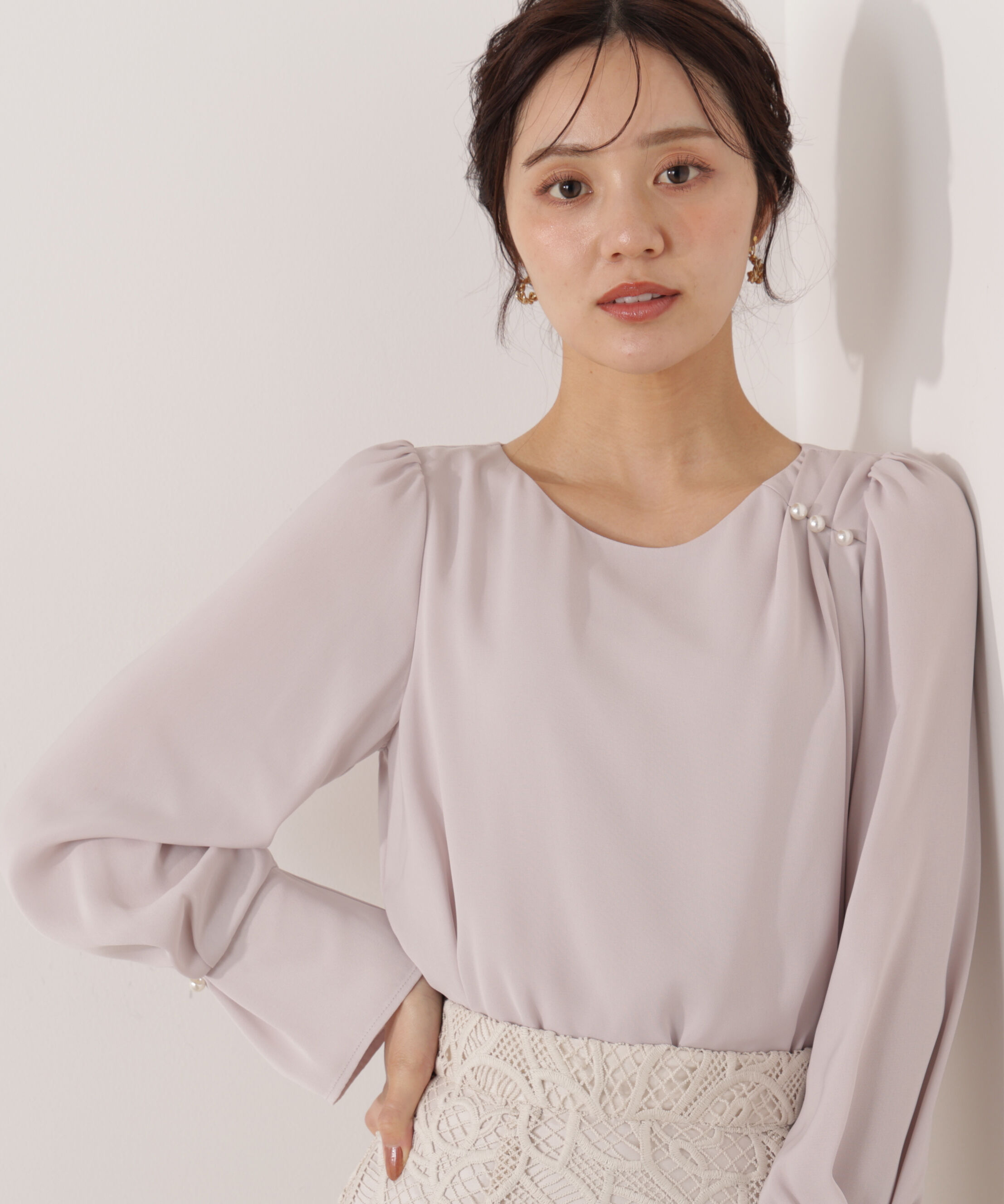 PROPORTION BODY DRESSING「パール付きニュアンスネックブラウス 26SS」|シャツ・ブラウス|ピンク