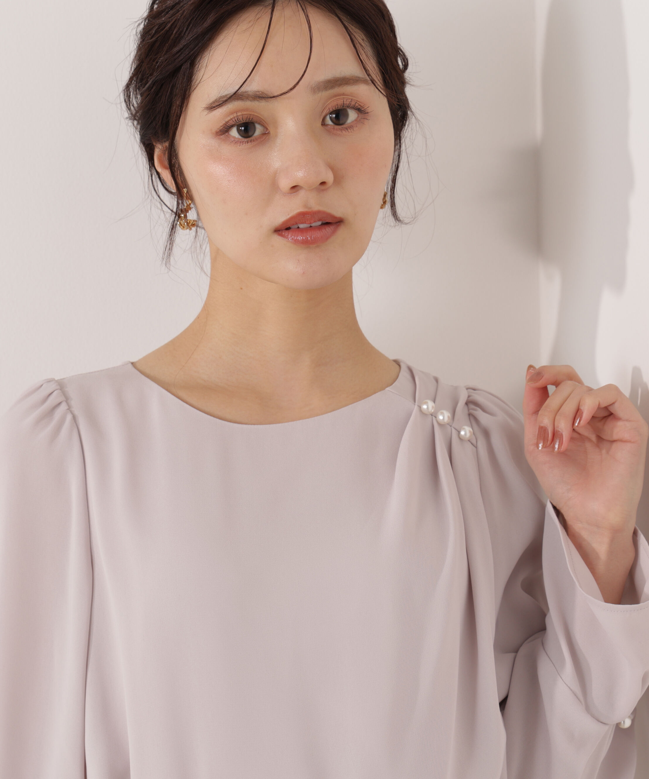 PROPORTION BODY DRESSING「パール付きニュアンスネックブラウス 26SS」|シャツ・ブラウス|