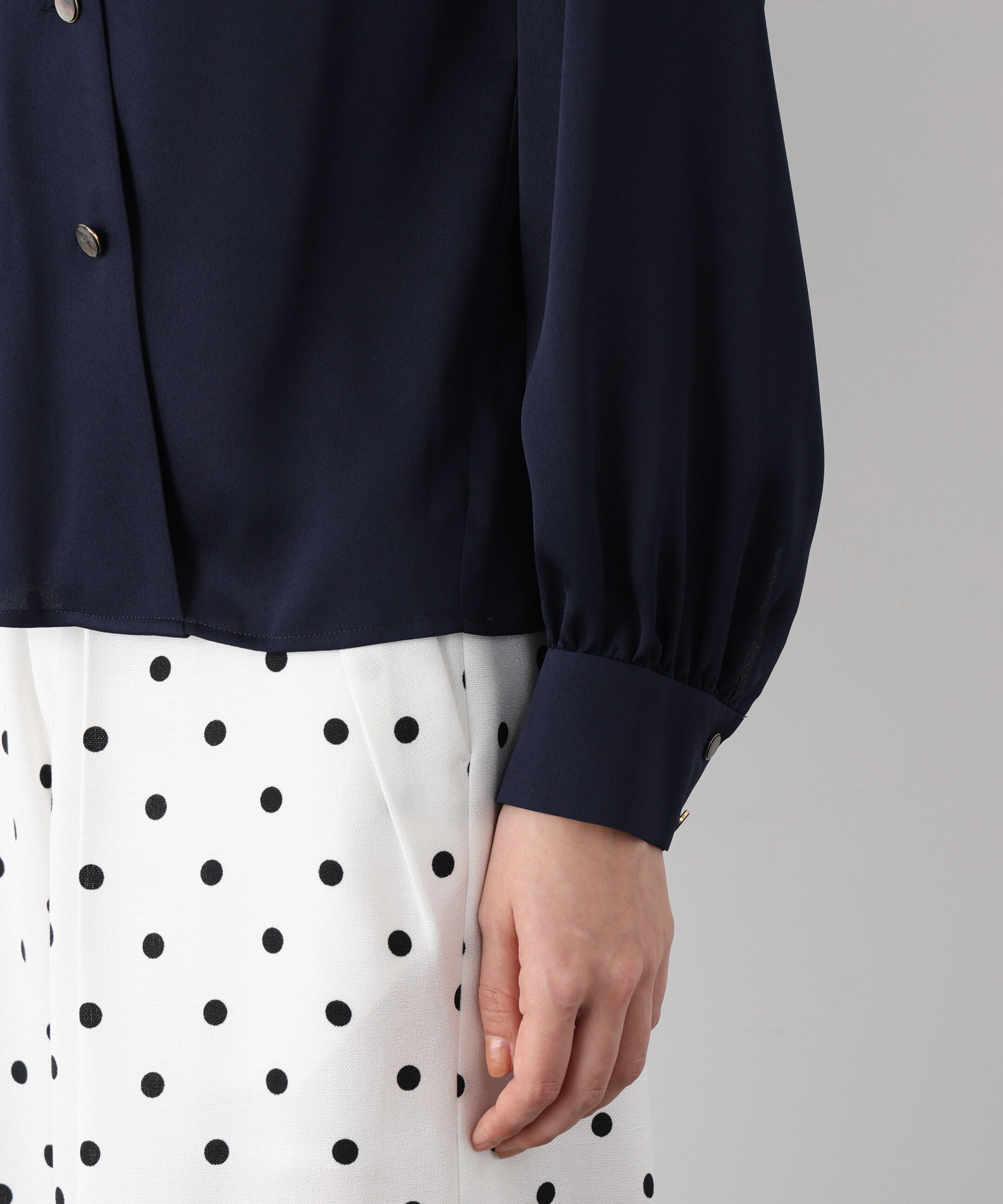  「Ｖネックボタンブラウス」|シャツ・ブラウス|