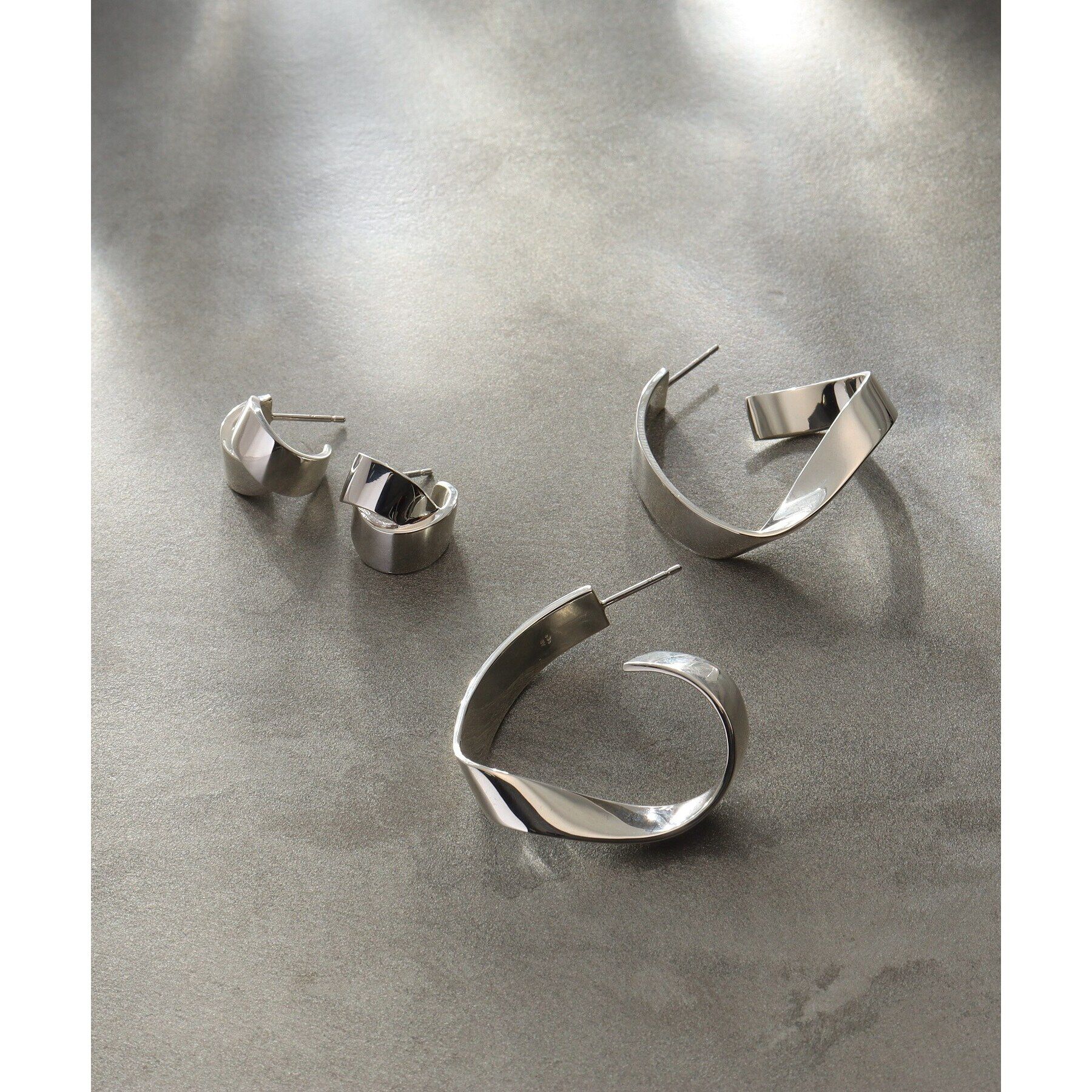 COCOSHNIK ONKITSCH「シルバー フォールディングピアス オーバーラップ」|ピアス|