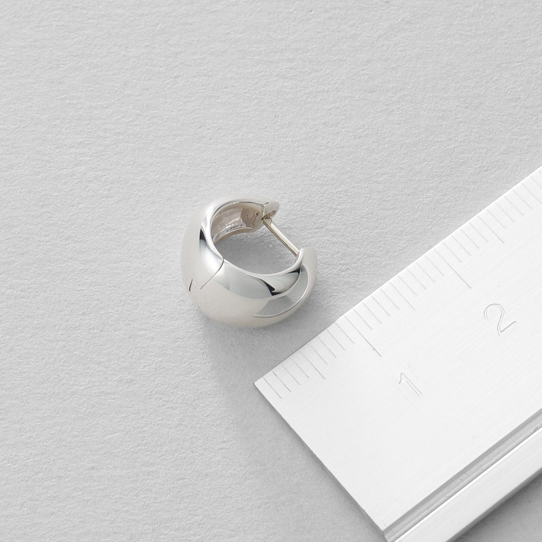 COCOSHNIK ONKITSCH「シルバー ハギーフープ ポインテッドワイドピアス」|ピアス|