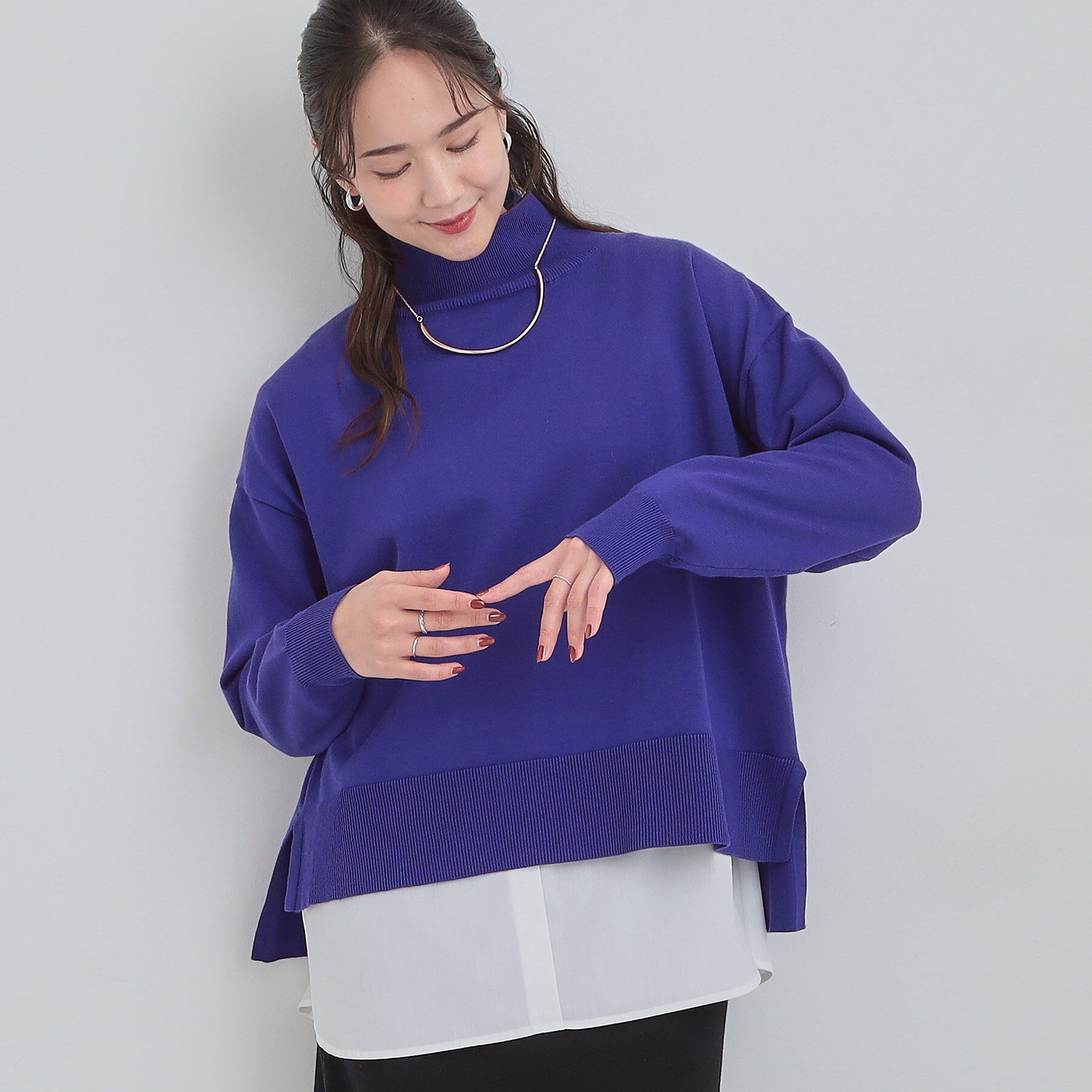 SHOO･LA･RUE「【2点セット/S-LL】時短で決まる もちもちハイネックニット+裾シャツインナー」|ニット・セーター|ブルー(093)