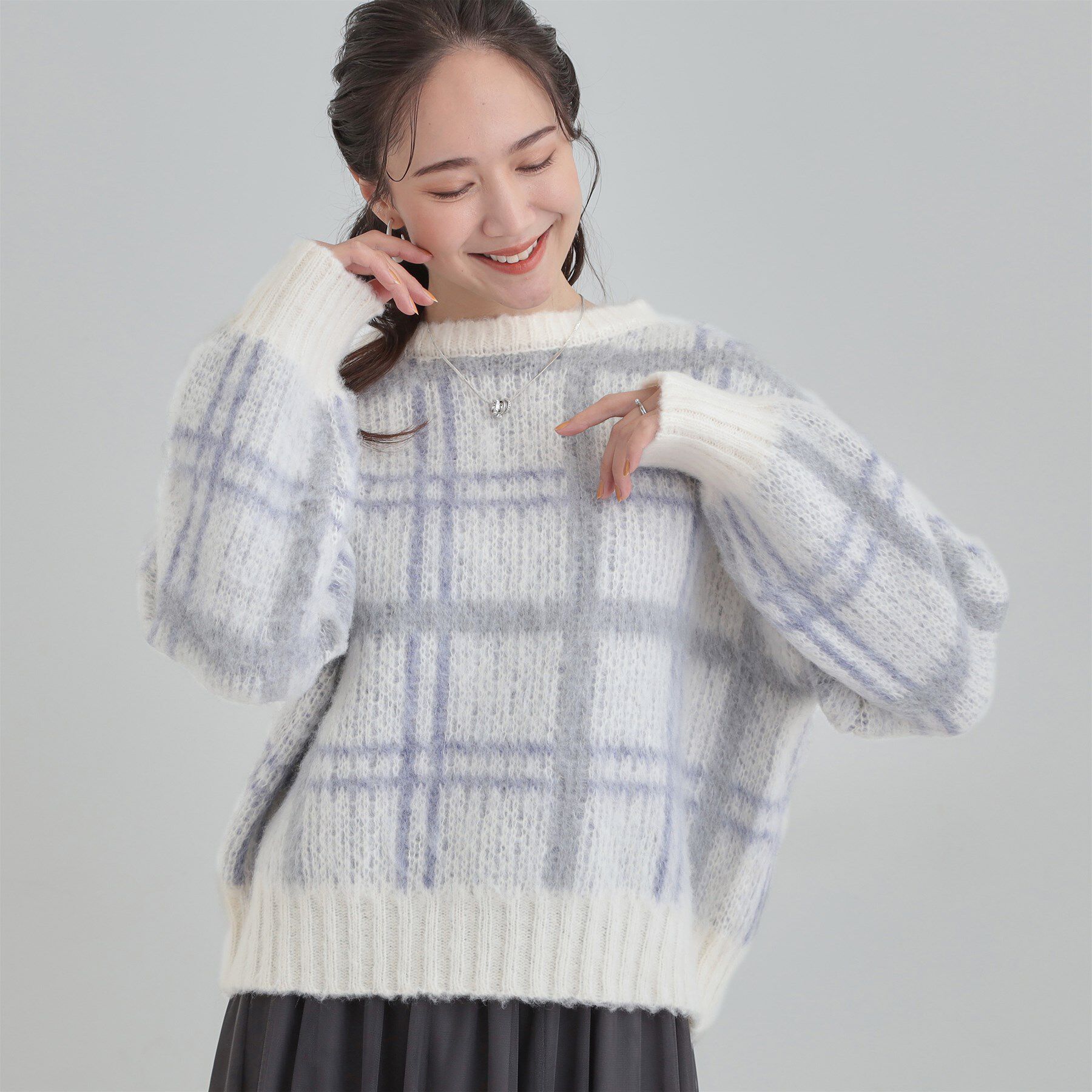 SHOO･LA･RUE「【S-LL】女性らしさ漂う ふわふわチェック柄ニット」|ニット・セーター|ホワイト(201)