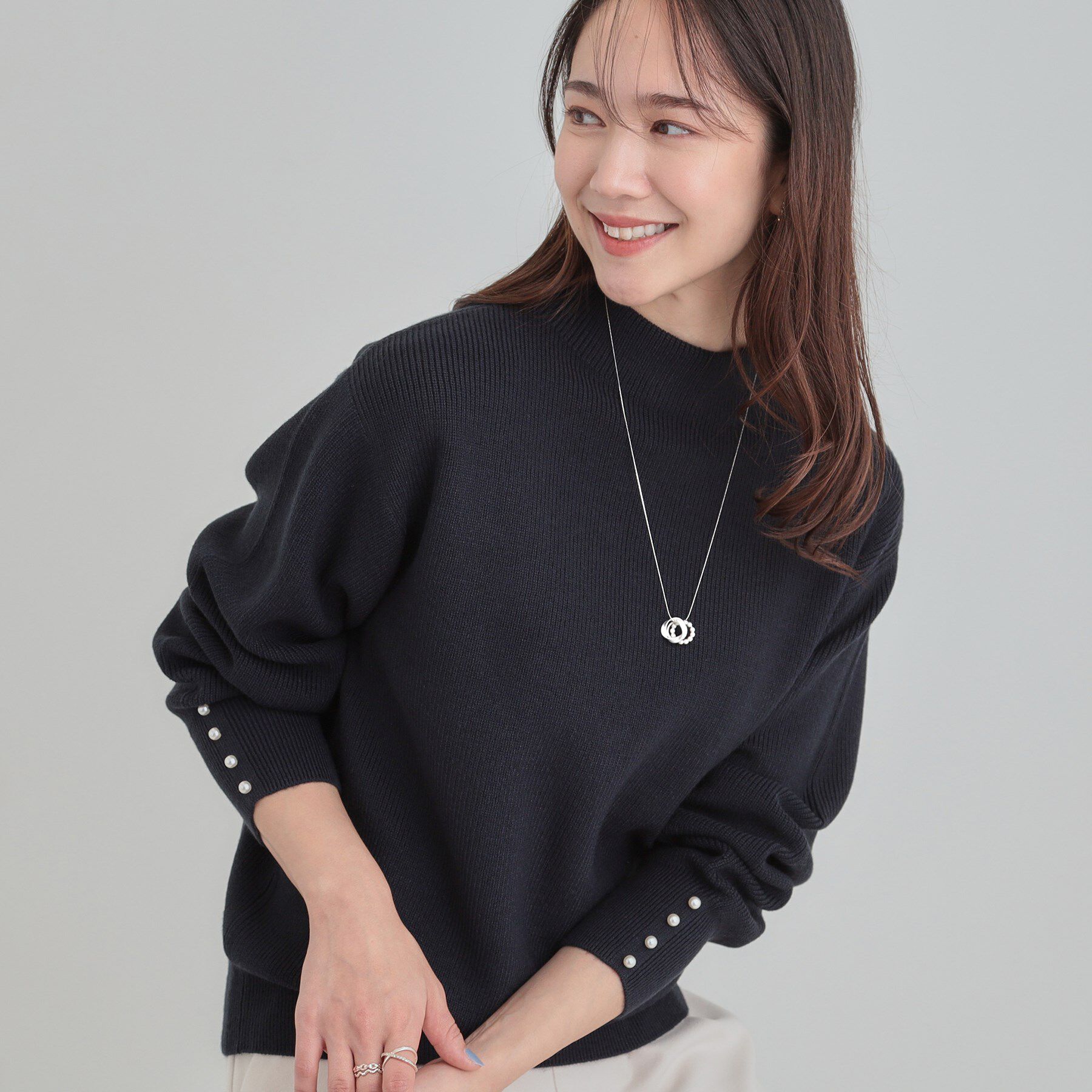 SHOO･LA･RUE「【毛玉になりにくい/洗濯機可/S-LL】お袖パールの上品ニット」|ニット・セーター|ネイビー(094)