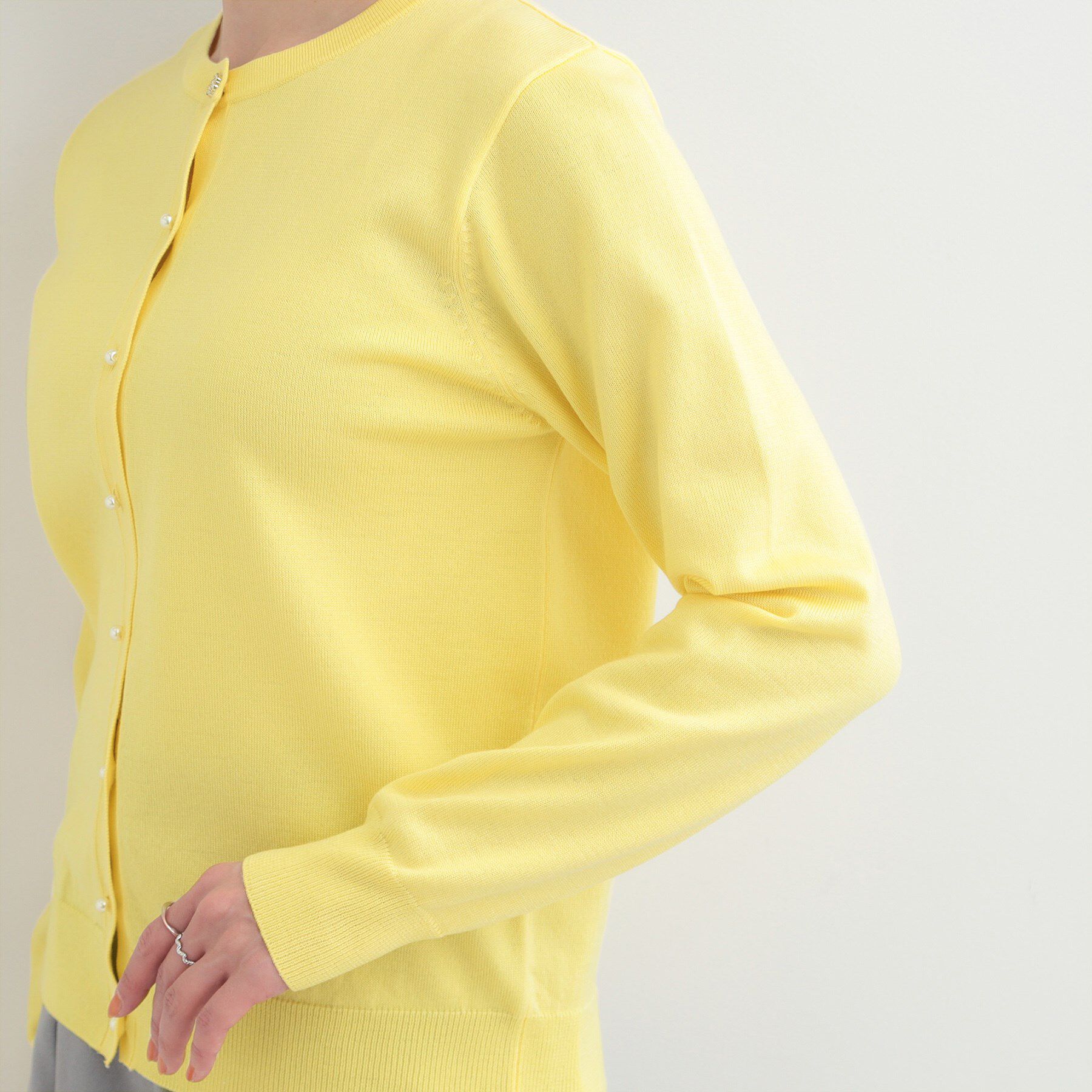 SHOO･LA･RUE「【洗濯機可/アンサンブル可】パール&times;ビジューがきらめく 上品クルーネックカーディガン」|カーディガン|