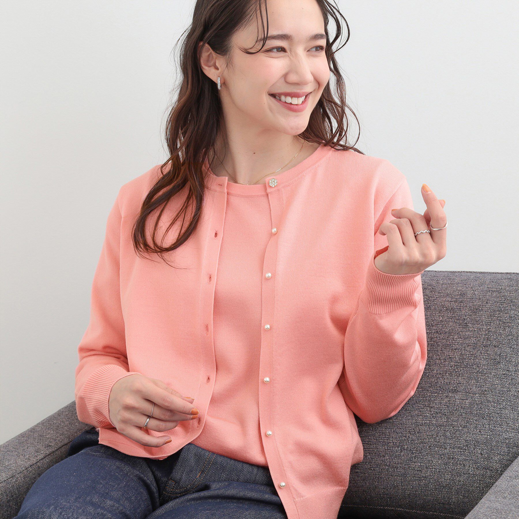 SHOO･LA･RUE「【洗濯機可/アンサンブル可】パール&times;ビジューがきらめく 上品クルーネックカーディガン」|カーディガン|ピンク(071)