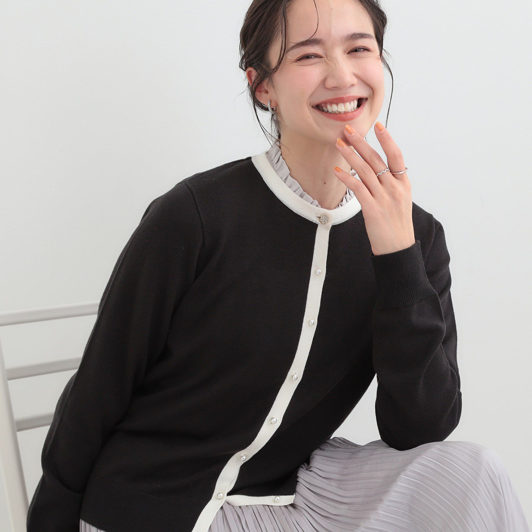 SHOO･LA･RUE「【洗濯機可/アンサンブル可】パール&times;ビジューがきらめく 上品クルーネックカーディガン」|カーディガン|ブラック(319)