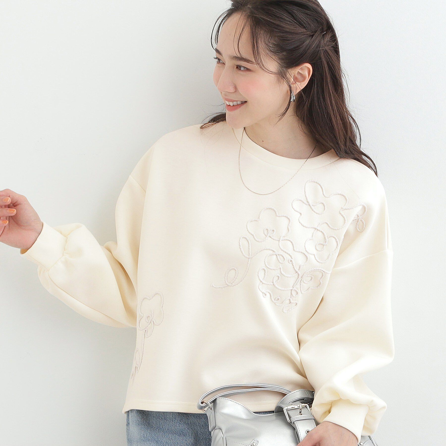 SHOO･LA･RUE「【S-LL】美しいシルエット お花ロープ刺繍ダンボールトップス」|Tシャツ・カットソー|オフホワイト(003