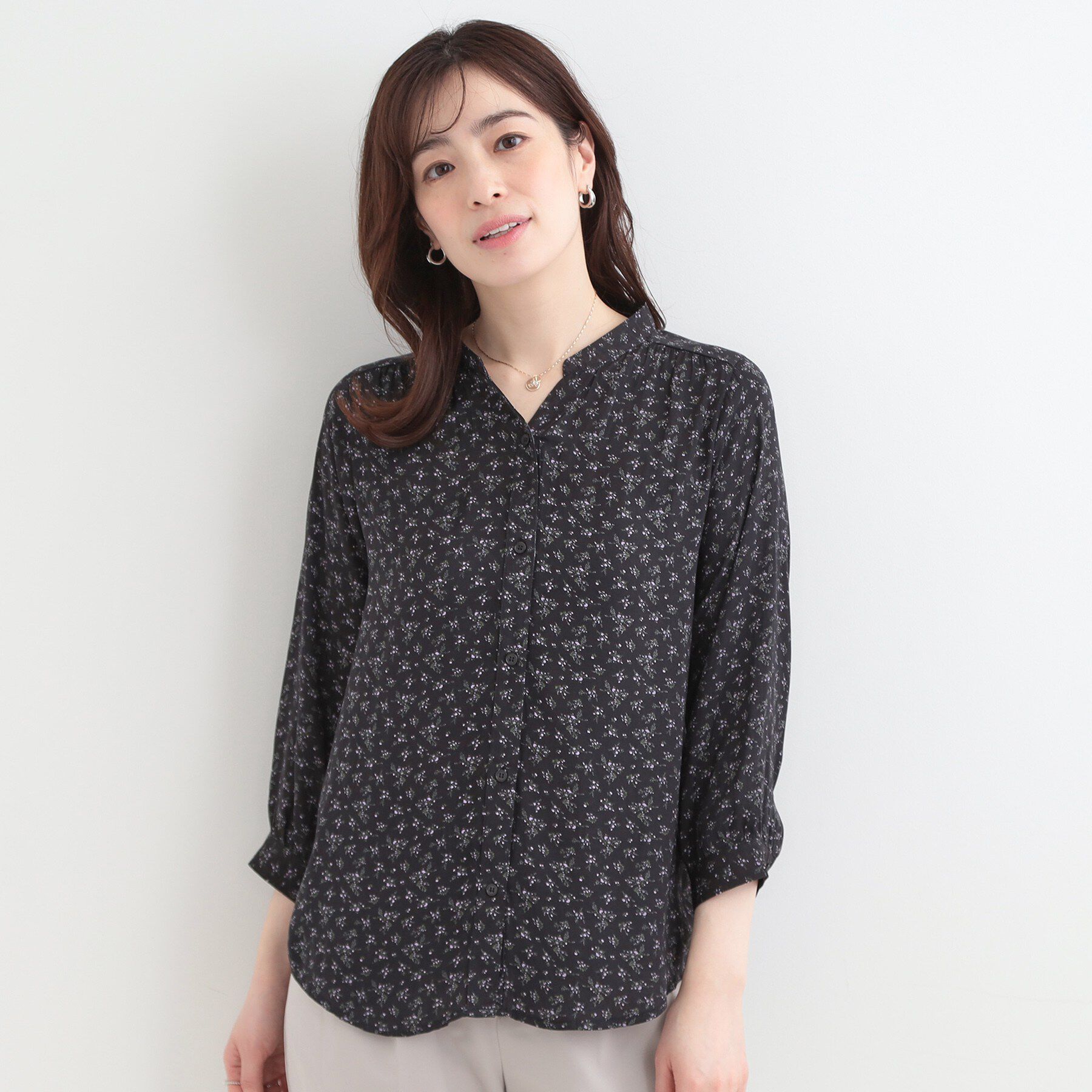 SHOO･LA･RUE「【S-LL】首元すっきり魅せ　大人の上品サテンブラウス」|シャツ・ブラウス|