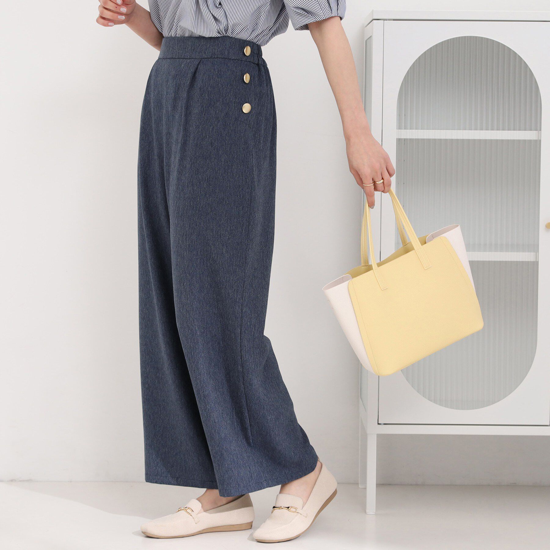 SHOO･LA･RUE「【S=LL】脚のラインを拾いにくい サイドボタン付きデニム風ワイドパンツ」|その他|ネイビー(094)