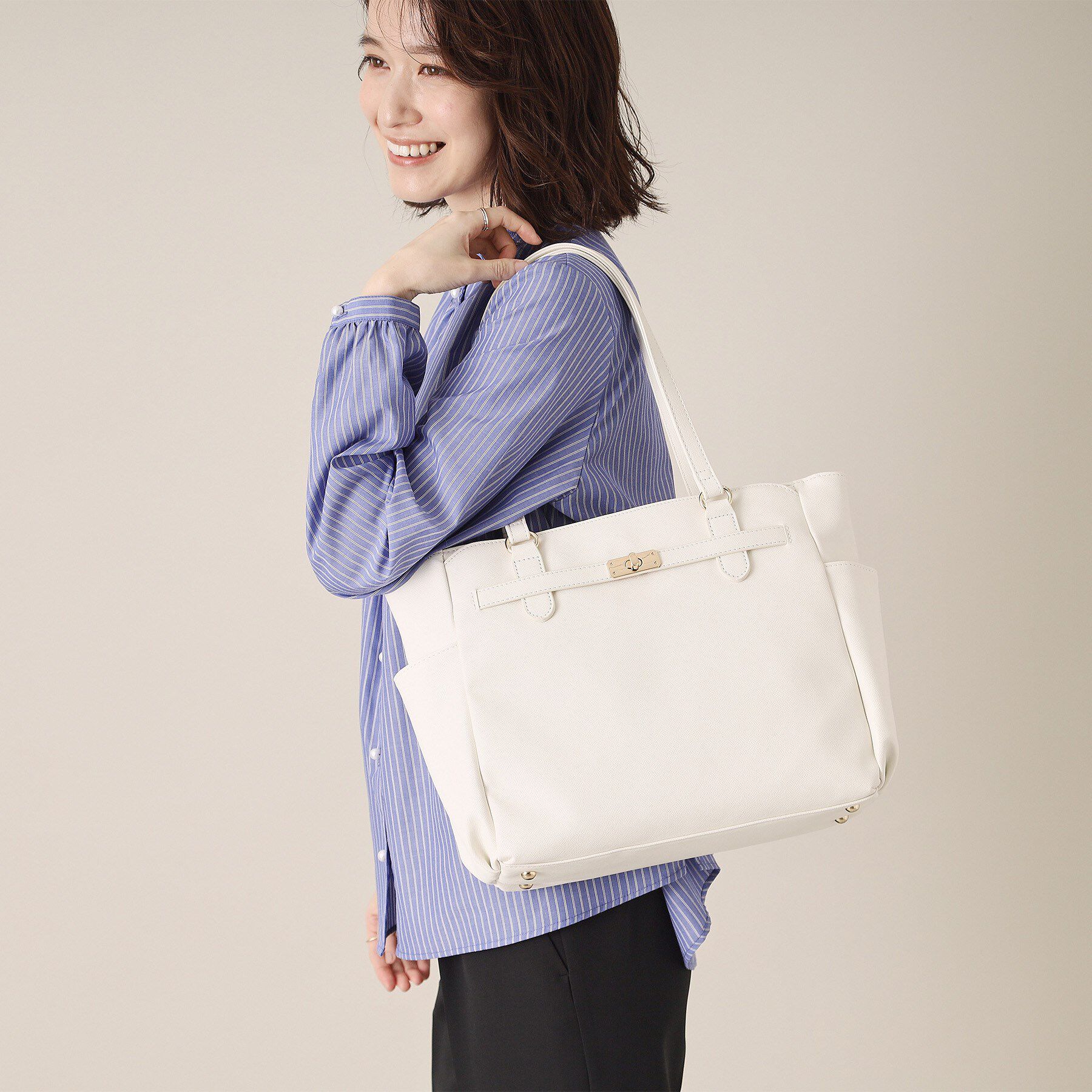 ITS&rsquo;DEMO「【通勤／10ポケット】ベルト飾り付角シボA4トート」|トートバッグ|