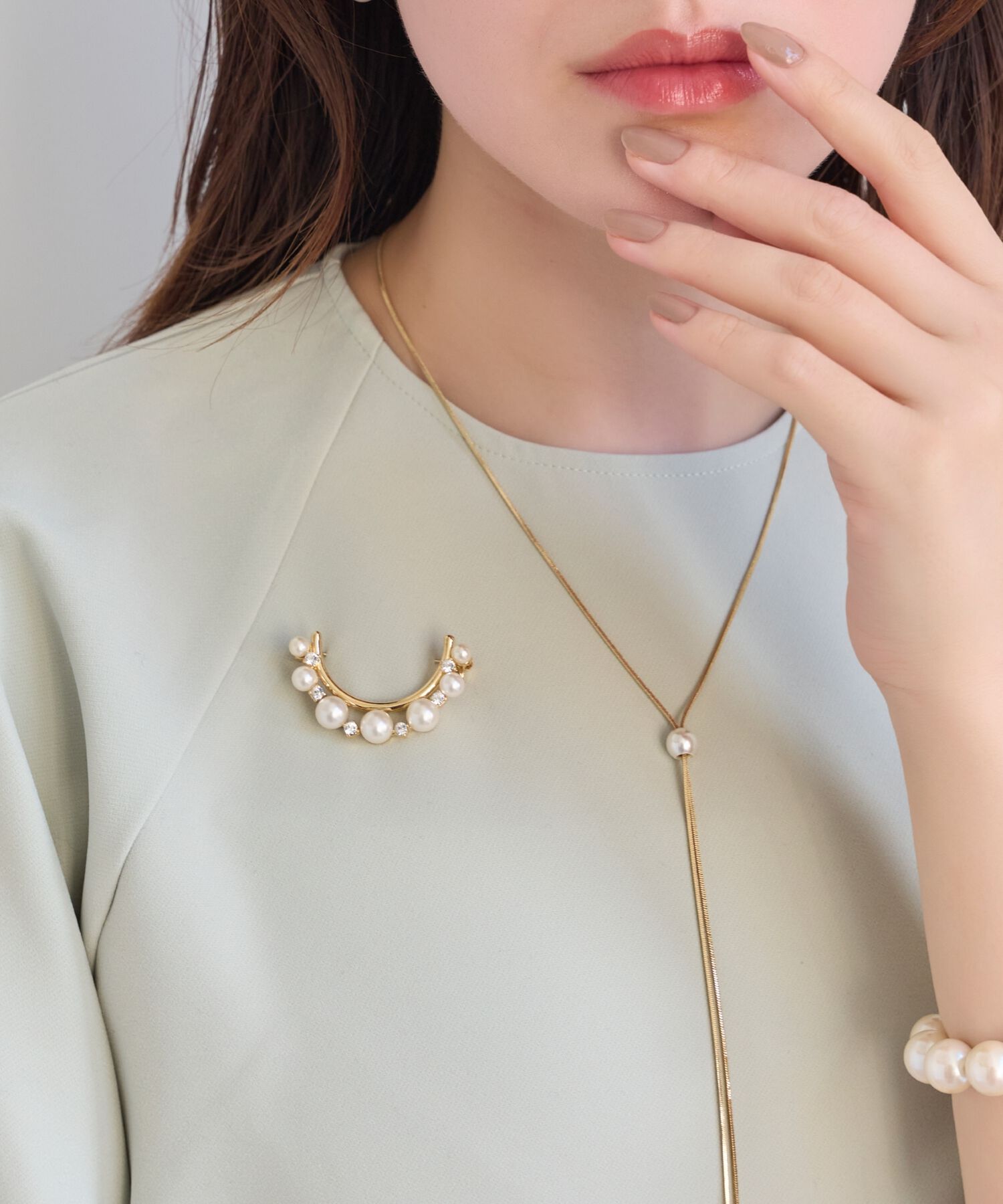 Phoebe「フォーマルパールビジューハーフブローチ　ゴールド」|ブローチ・コサージュ|