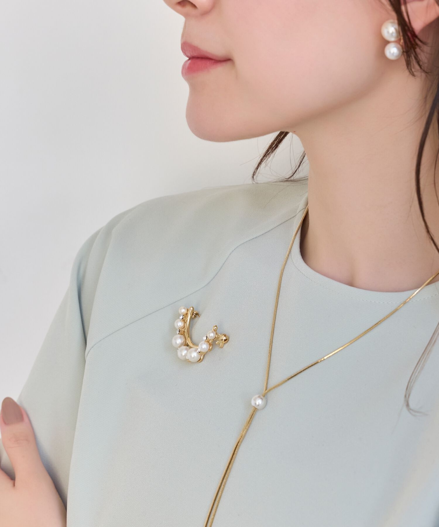 Phoebe「フォーマルパールビジューハーフブローチ　ゴールド」|ブローチ・コサージュ|