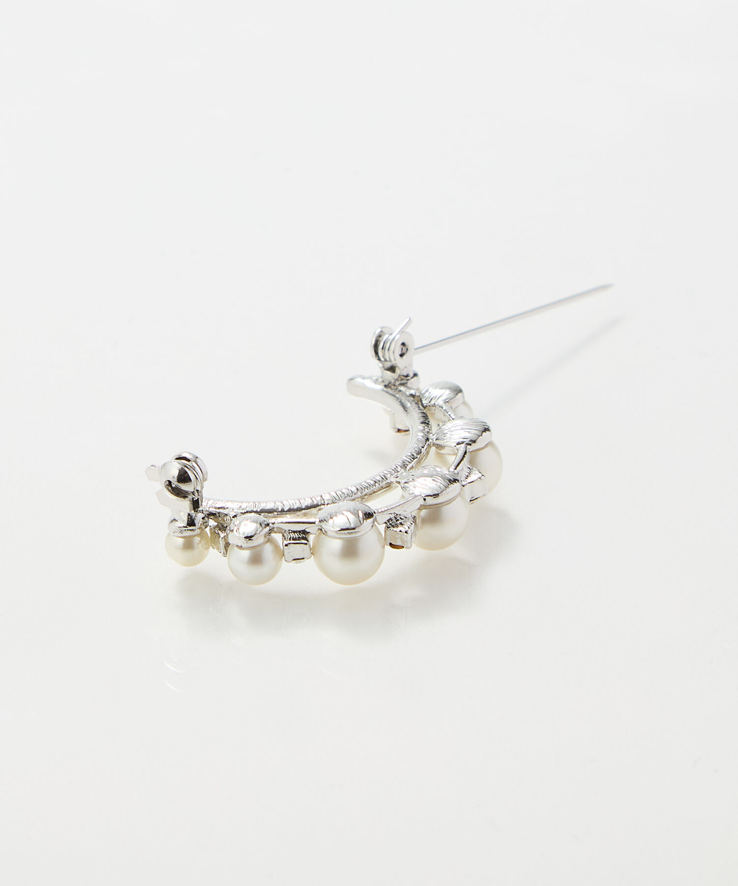 Phoebe「フォーマルパールビジューハーフブローチ　シルバー」|ブローチ・コサージュ|